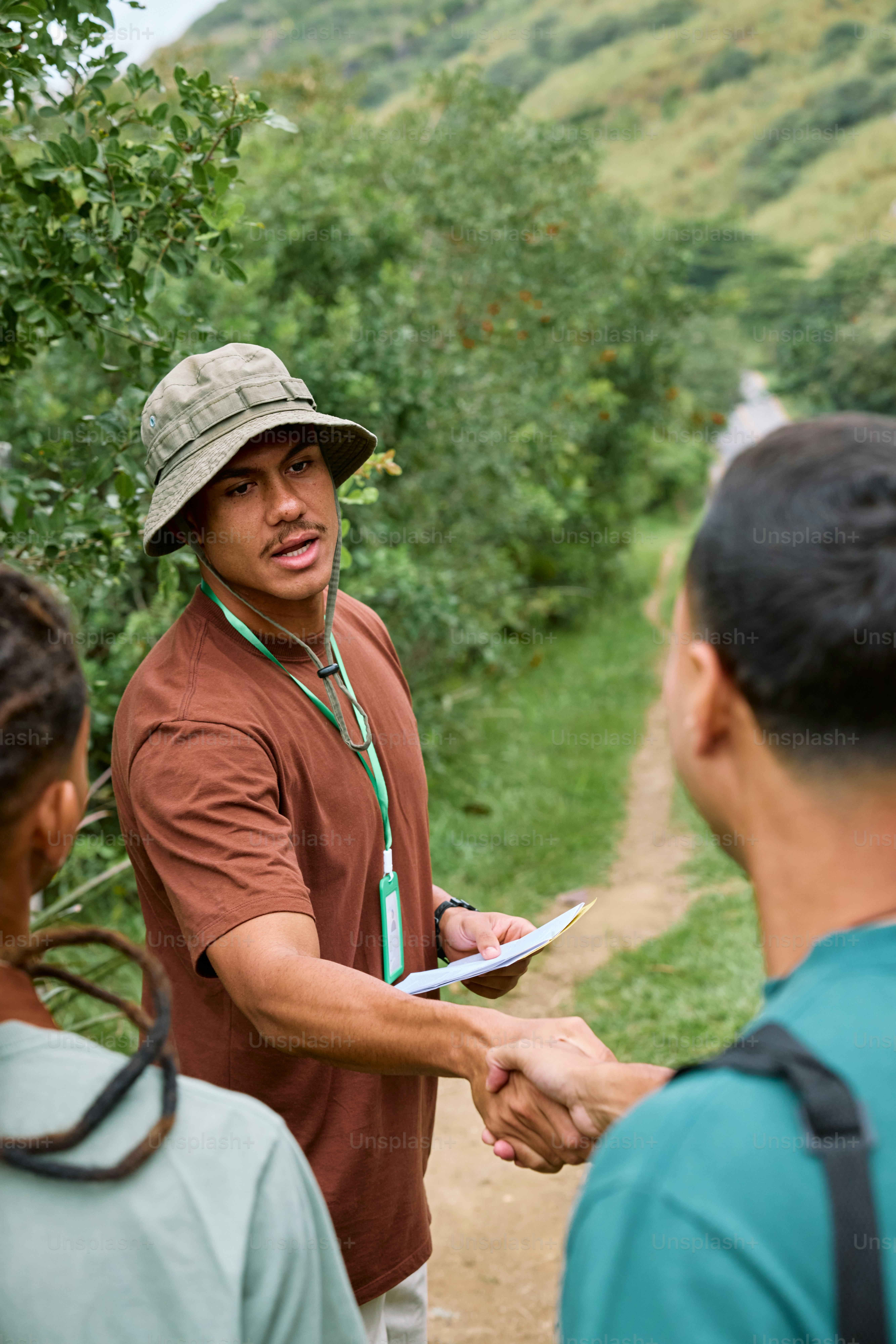 un groupe de personnes debout sur un chemin de terre