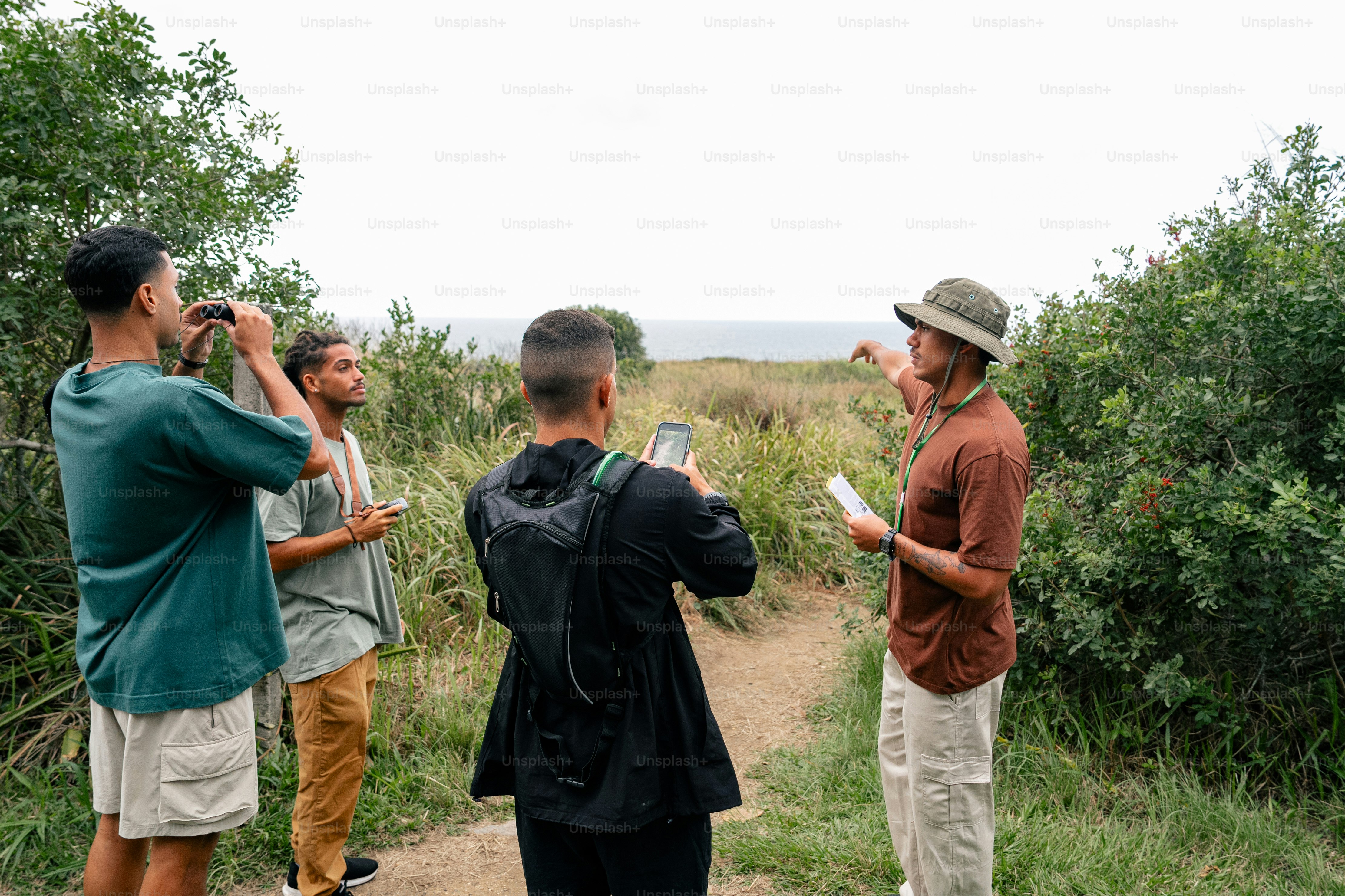 Un grupo de hombres parados uno al lado del otro en un camino de tierra