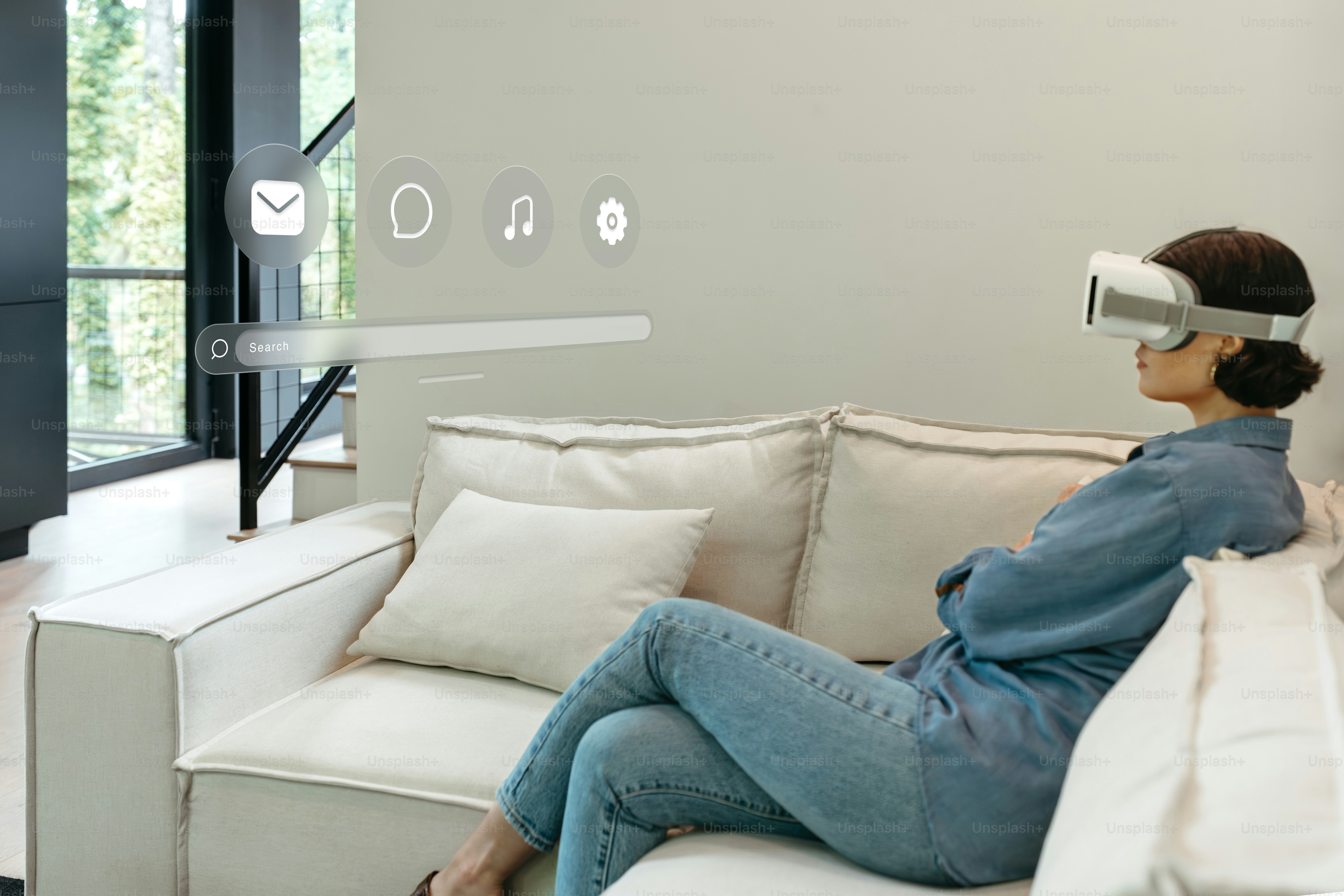 Eine Frau, die auf einer Couch sitzt und ein virtuelles Headset trägt