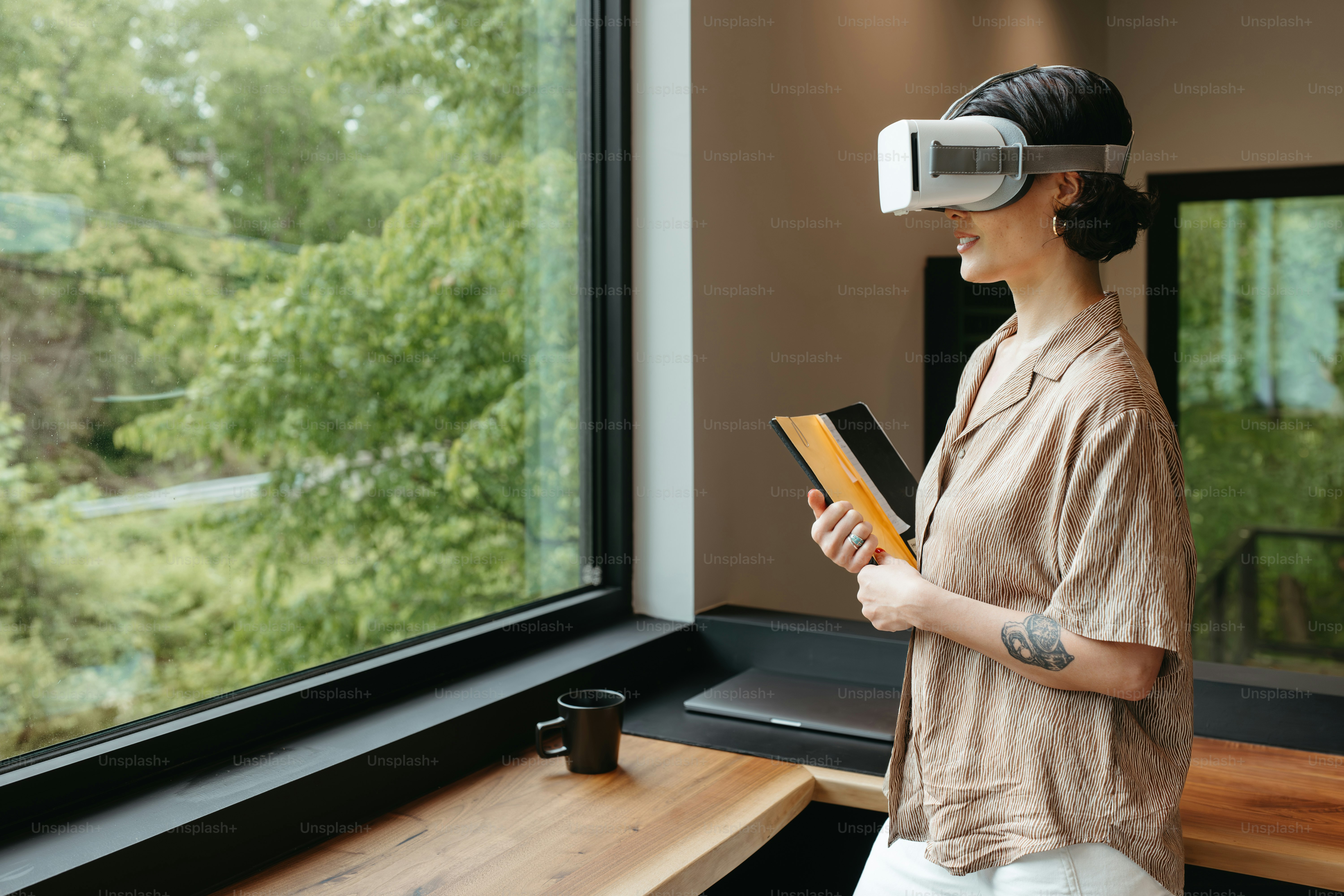 Eine Frau mit einem virtuellen Headset, die aus einem Fenster schaut