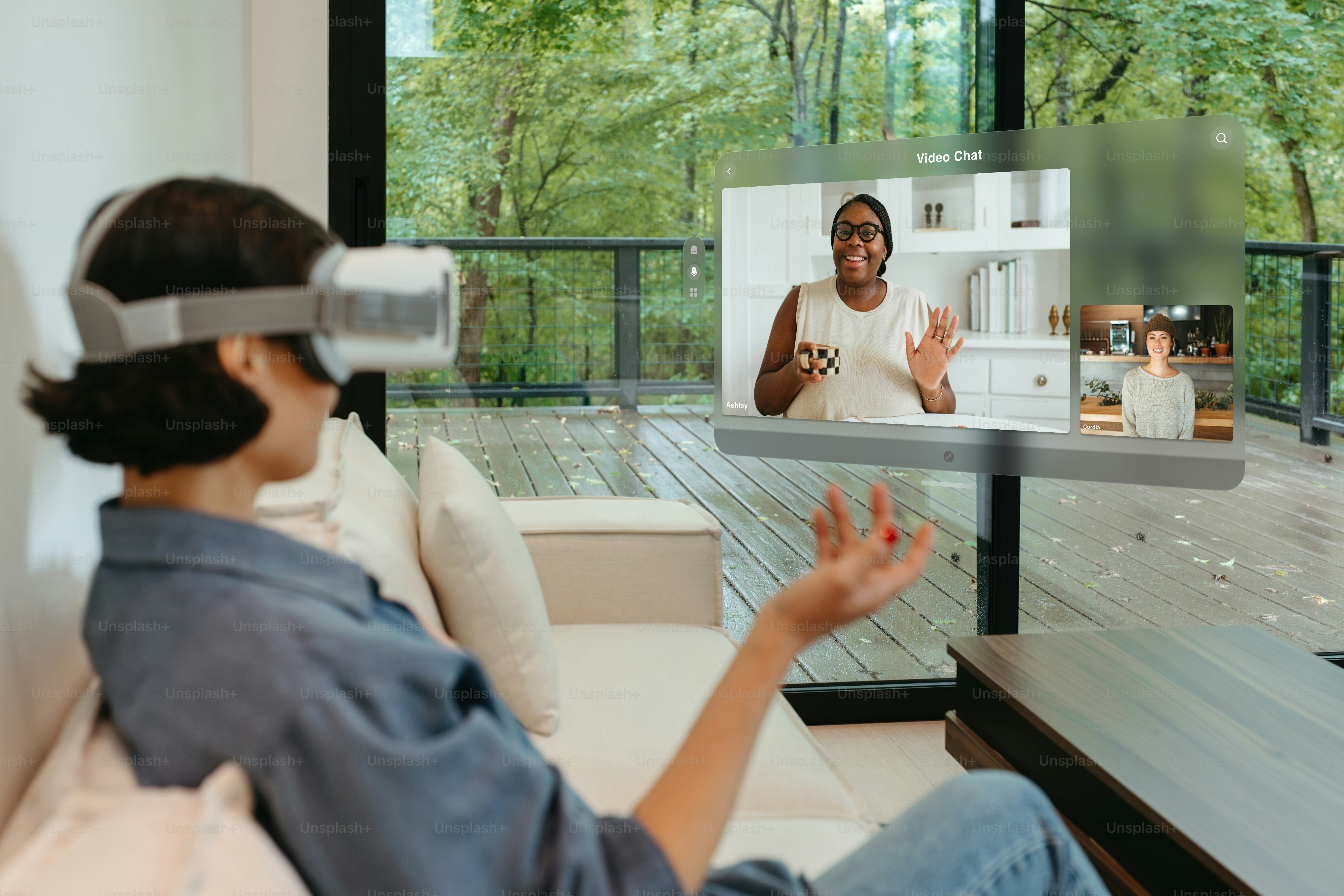 Una mujer sentada en un sofá frente a un televisor