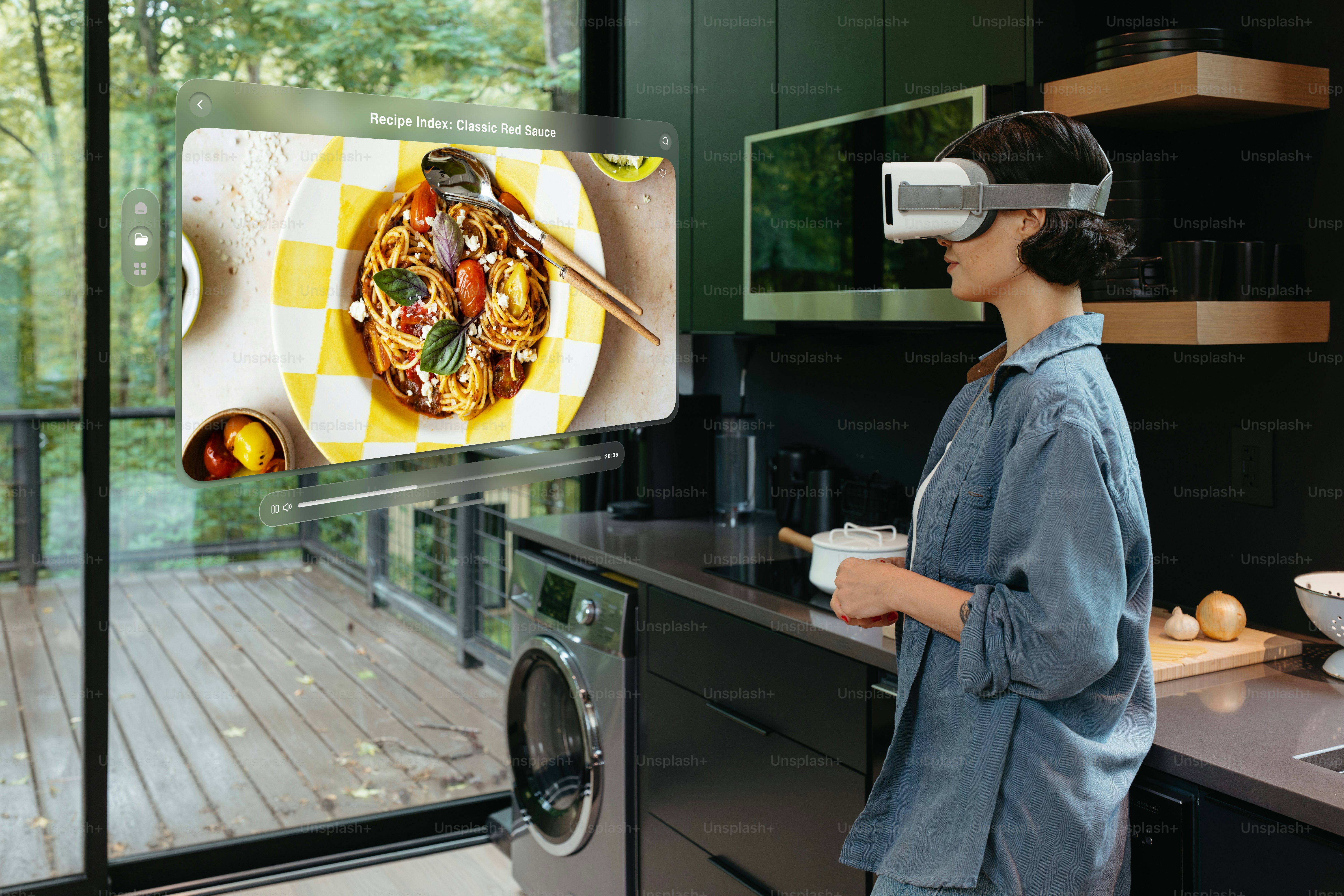 Eine Frau steht vor einem Fernseher mit einer Pizza darauf
