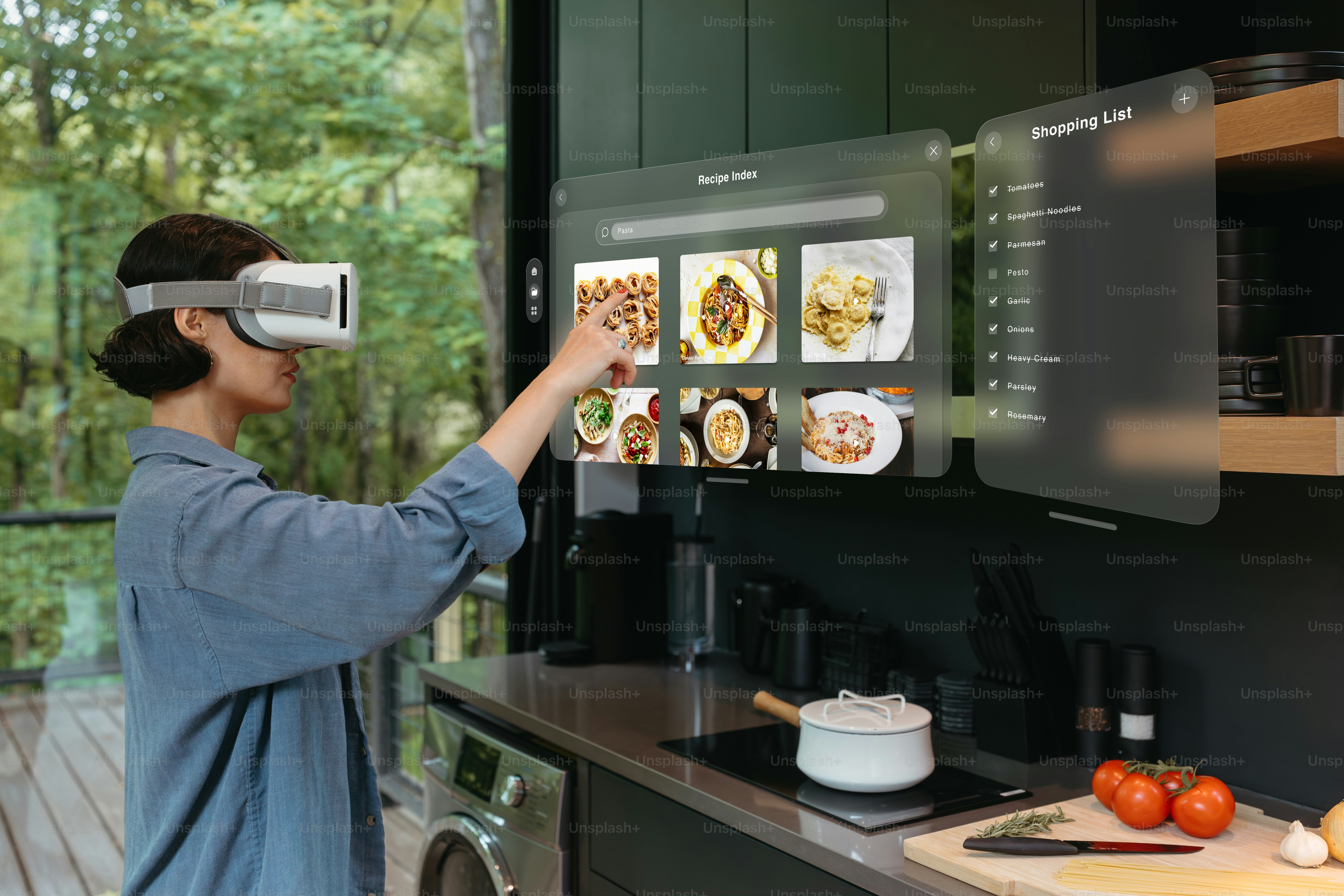 Una donna che usa un dispositivo di realtà virtuale per vedere il cibo