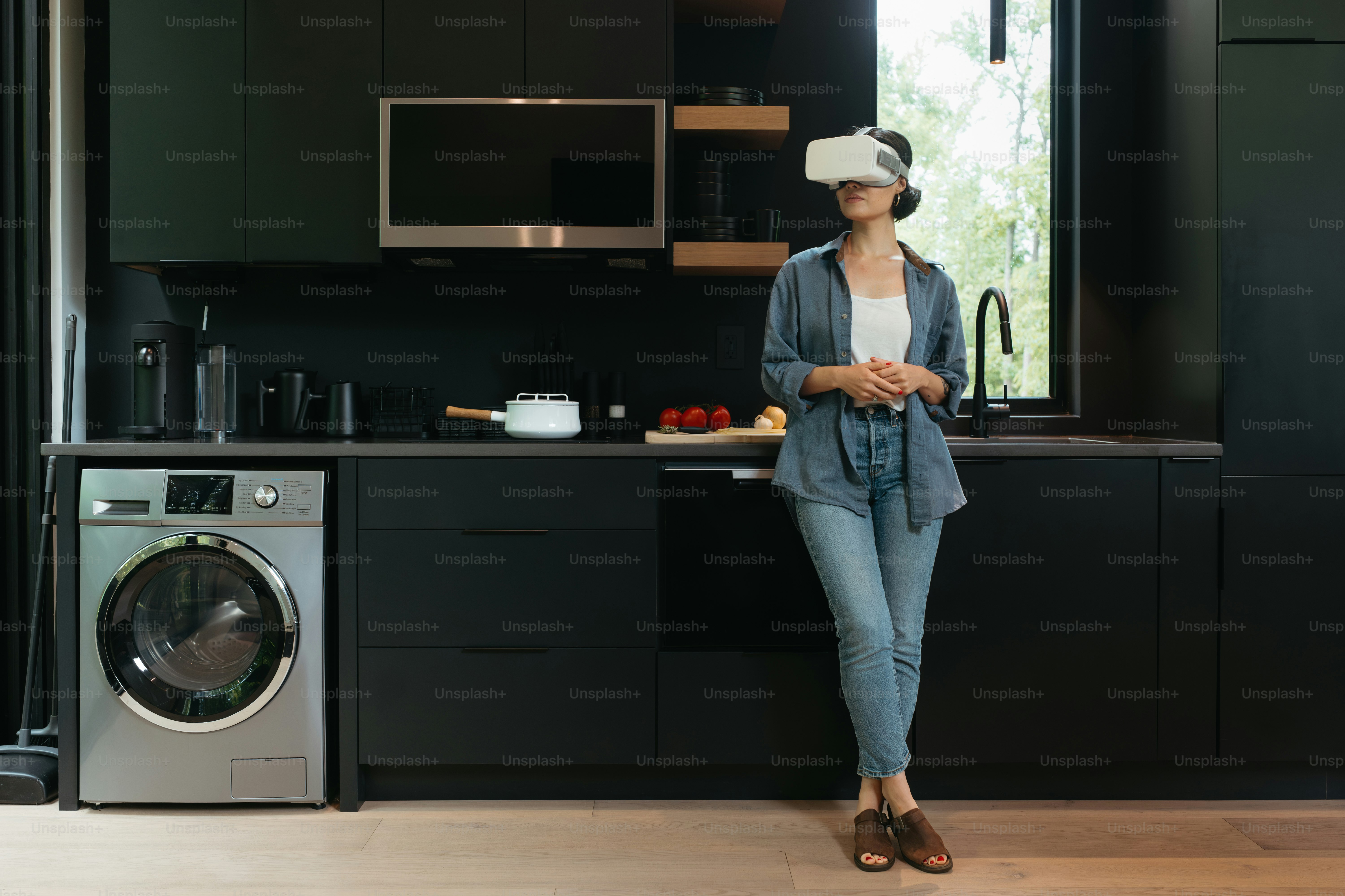 una mujer de pie en una cocina junto a una lavadora