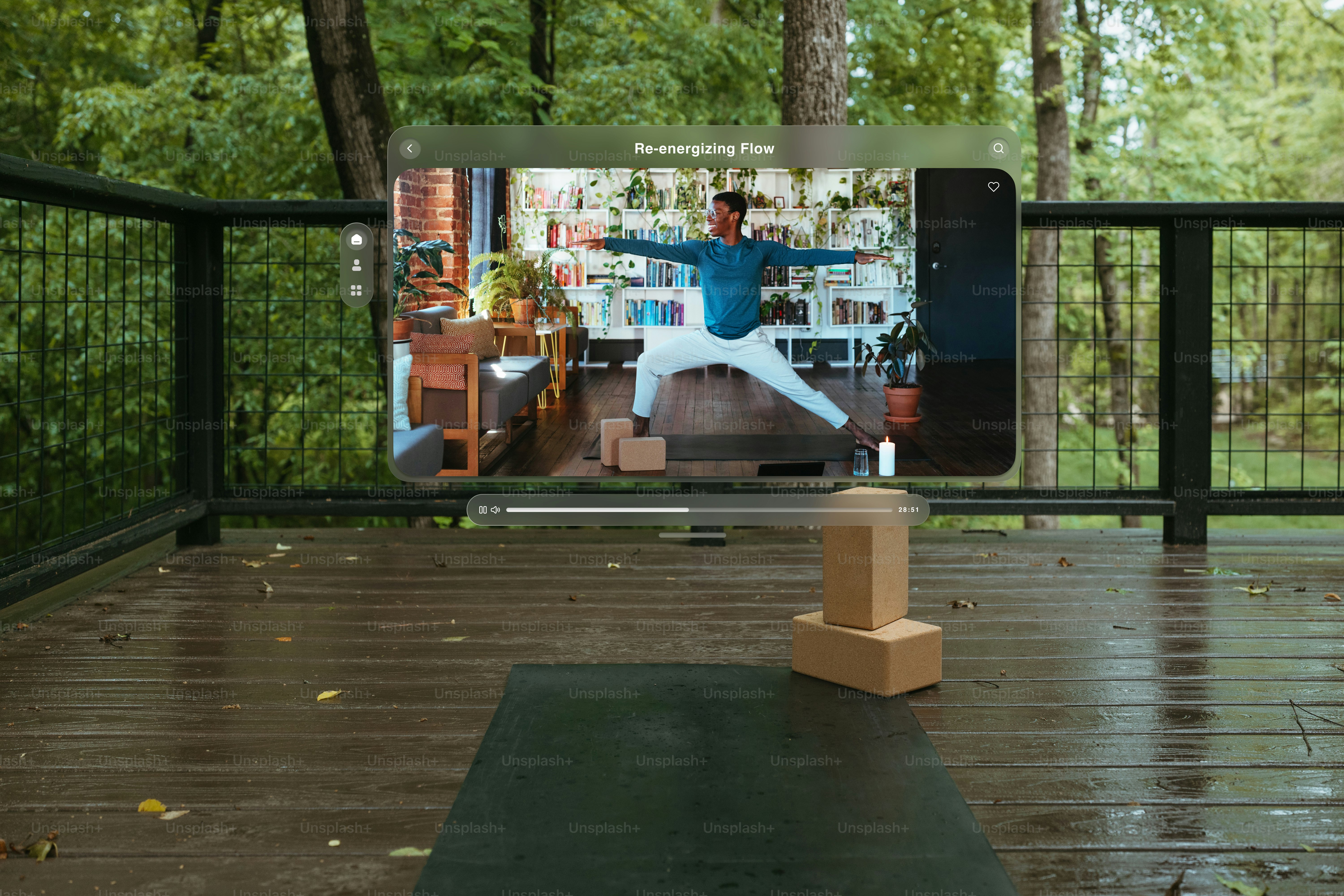 Una persona está de pie en una plataforma de madera frente a un televisor