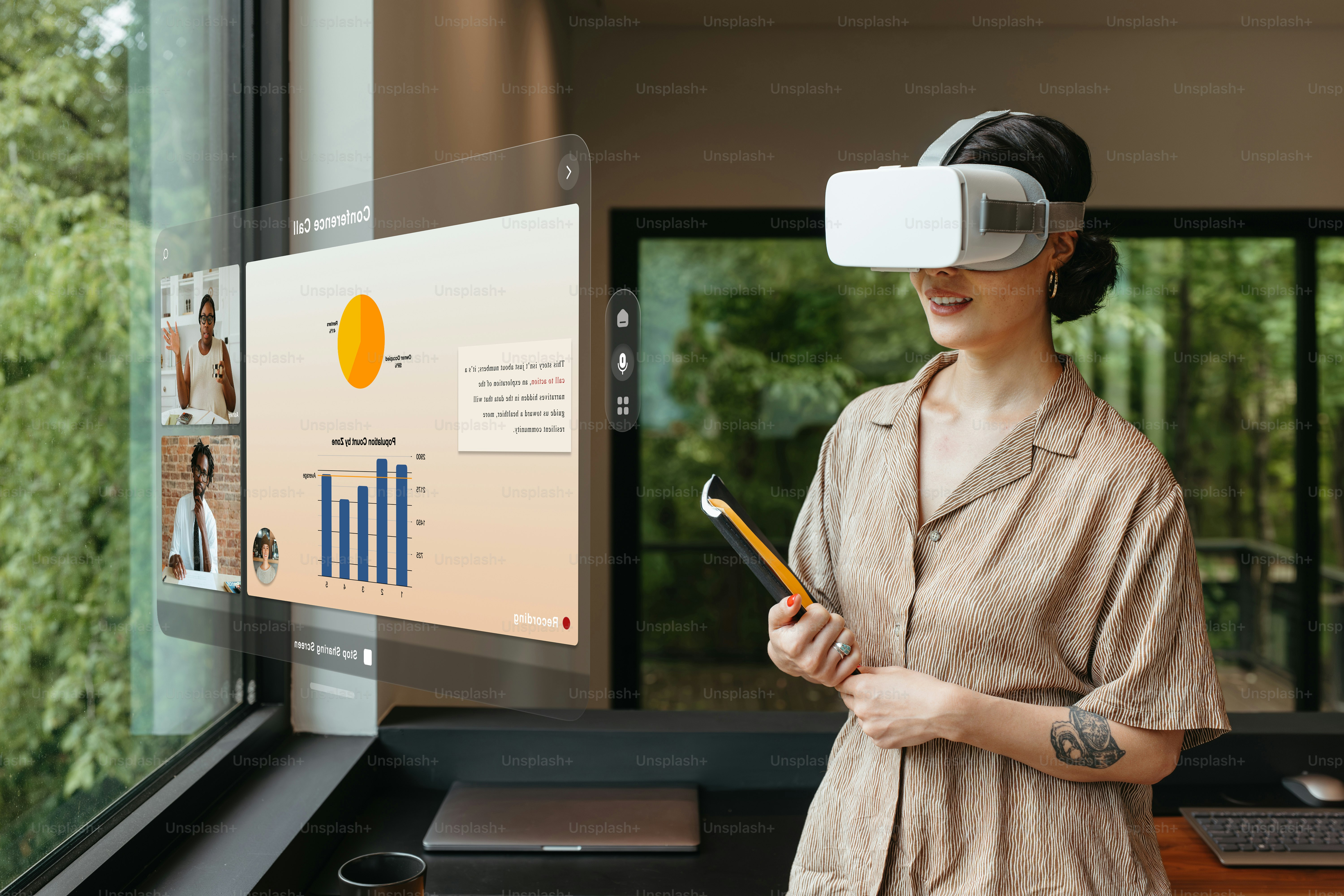 una donna che indossa un visore virtuale che guarda uno schermo