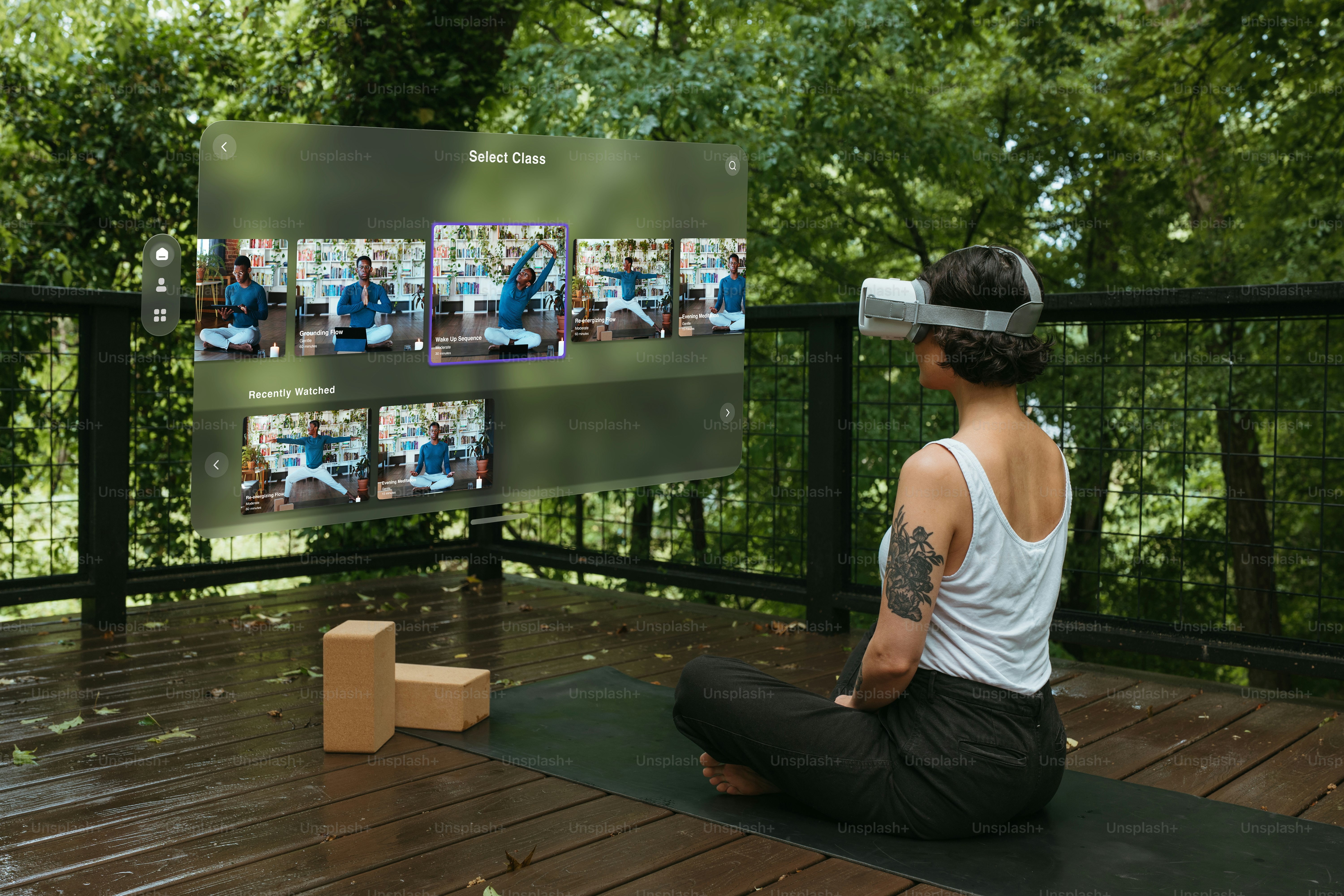 Una persona sentada en una esterilla de yoga con un auricular virtual