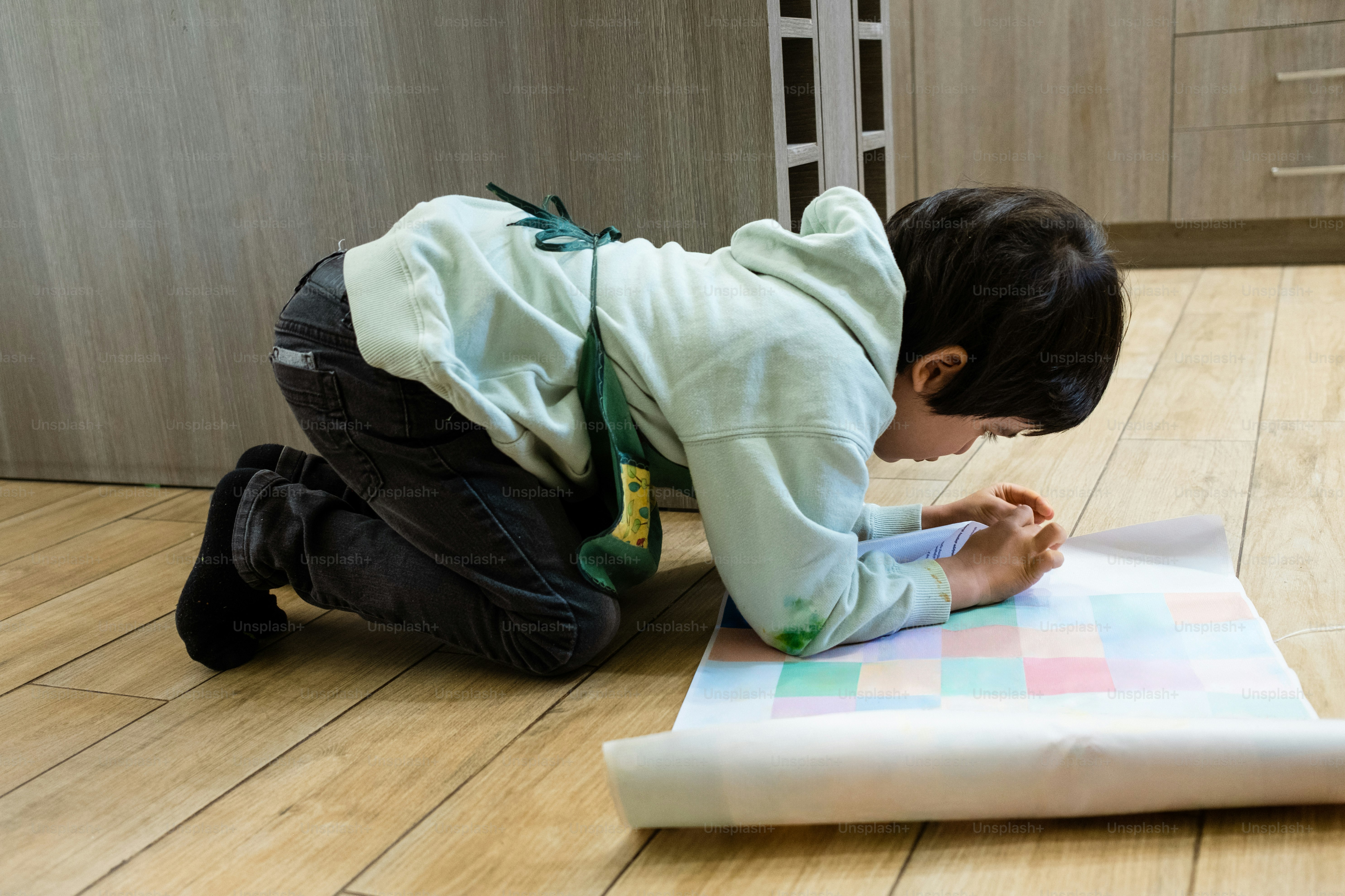 Ein kleiner Junge spielt mit einem Puzzle auf dem Boden
