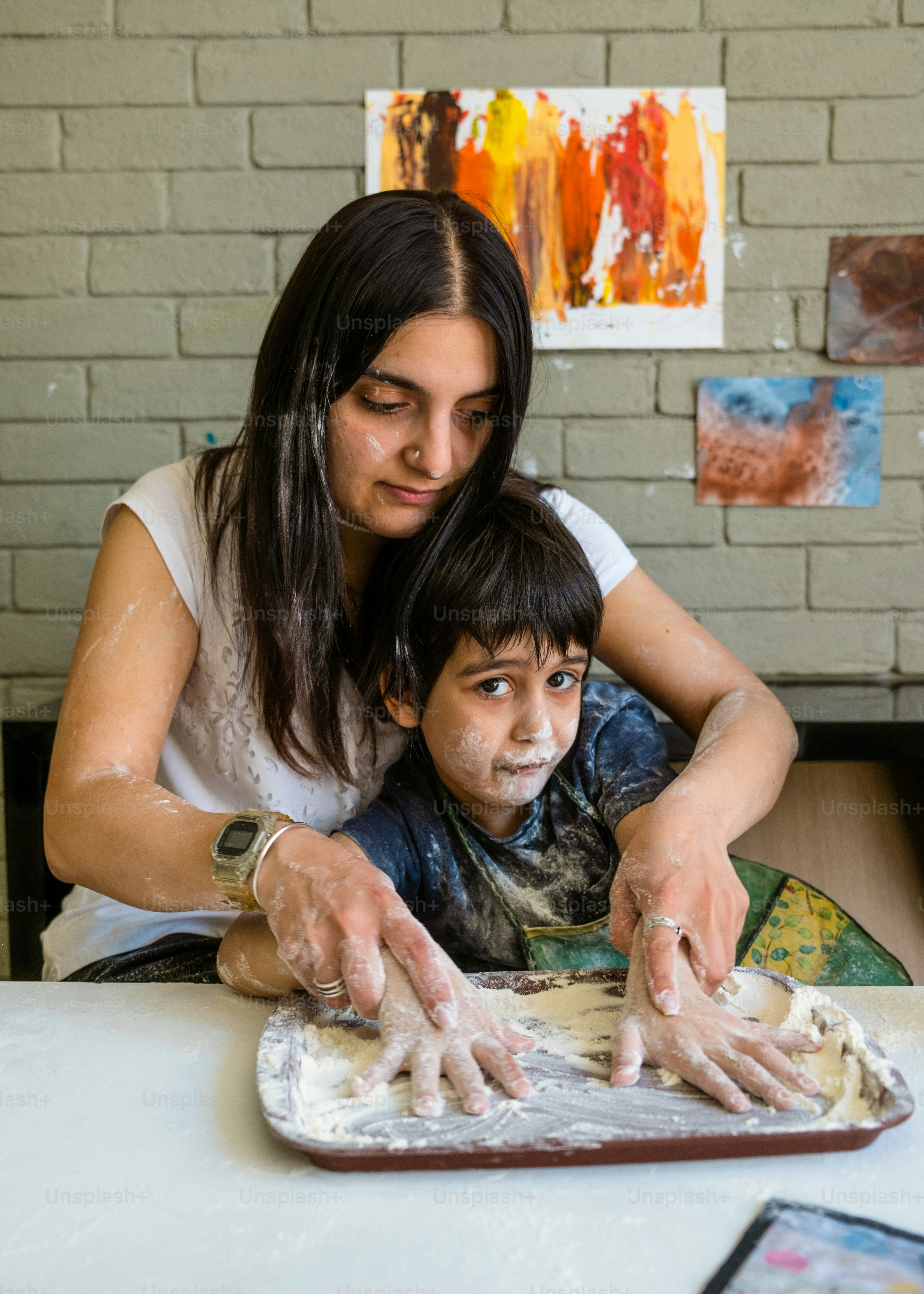 una donna e un bambino stanno facendo l'impasto