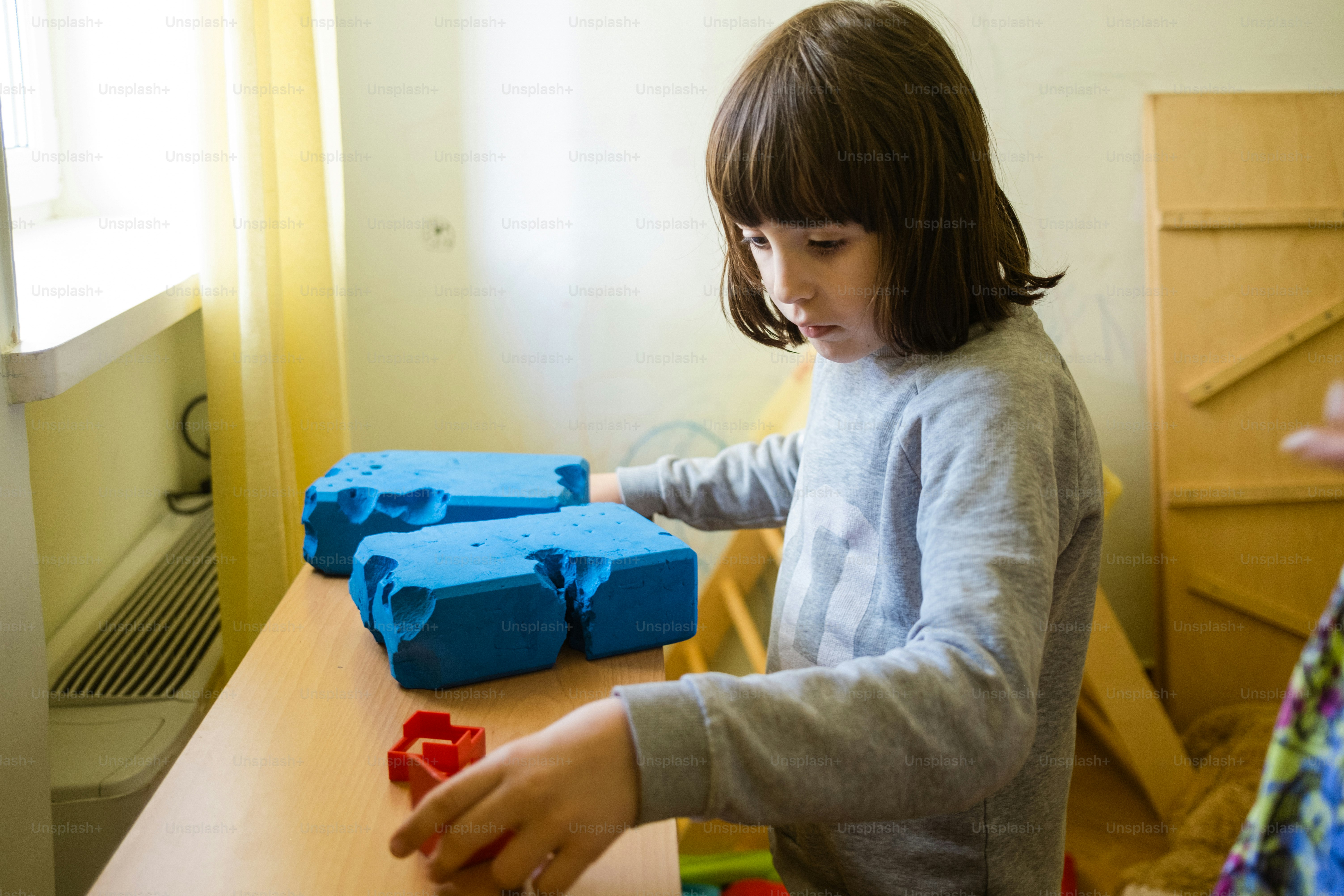 une petite fille jouant avec des blocs sur une table