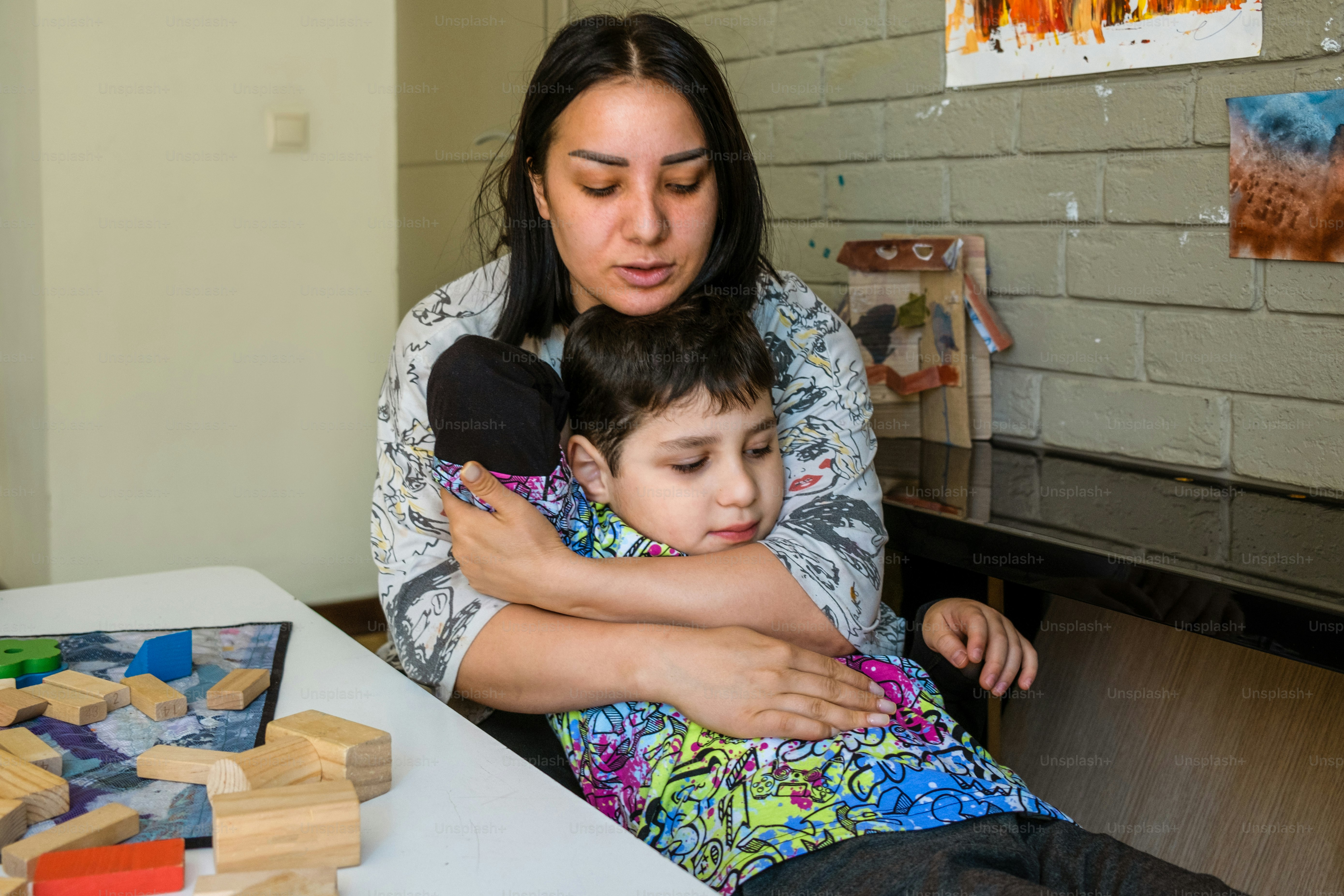 una donna che tiene in braccio un bambino