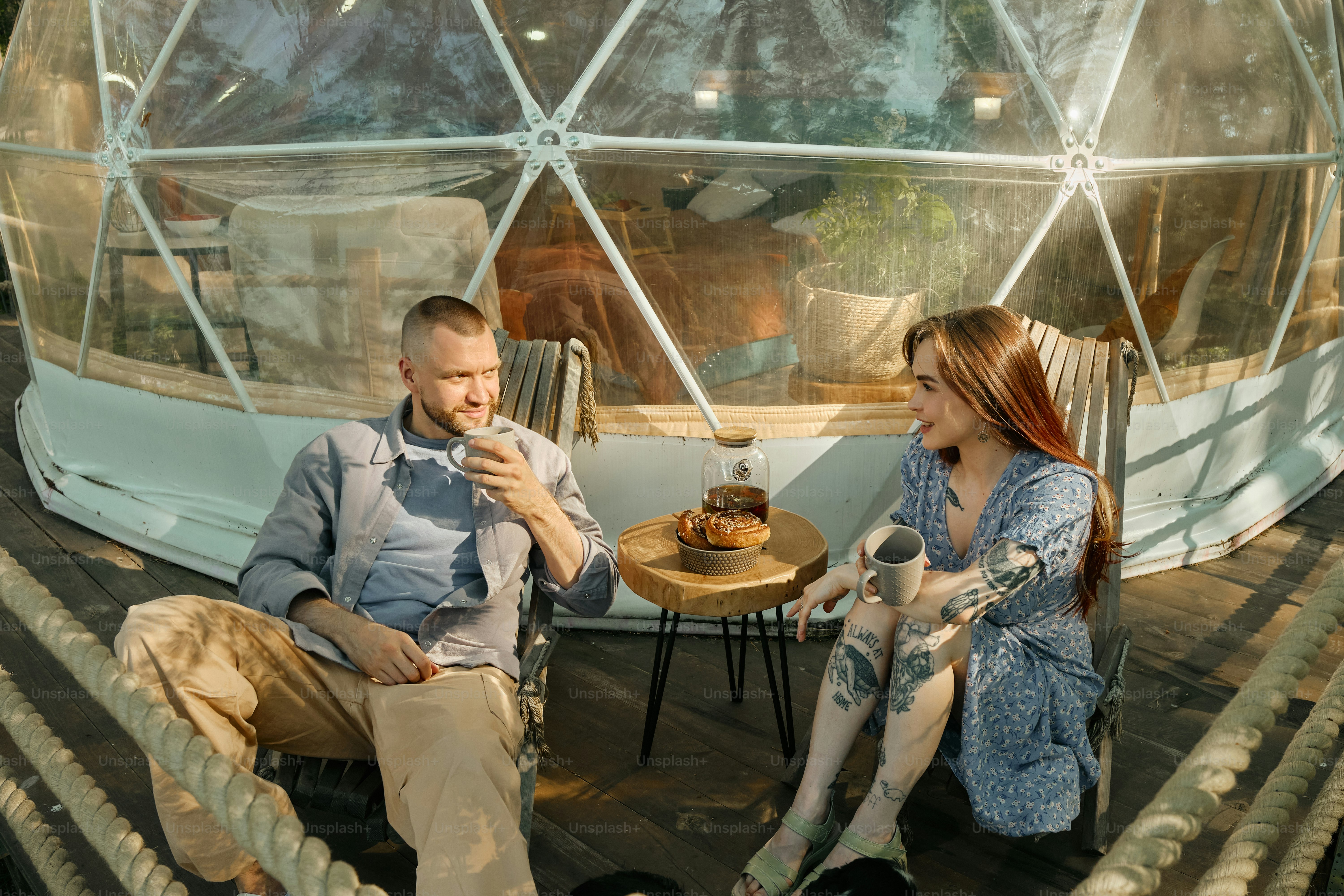 Ein Mann und eine Frau sitzen auf einem Dock und essen Kuchen