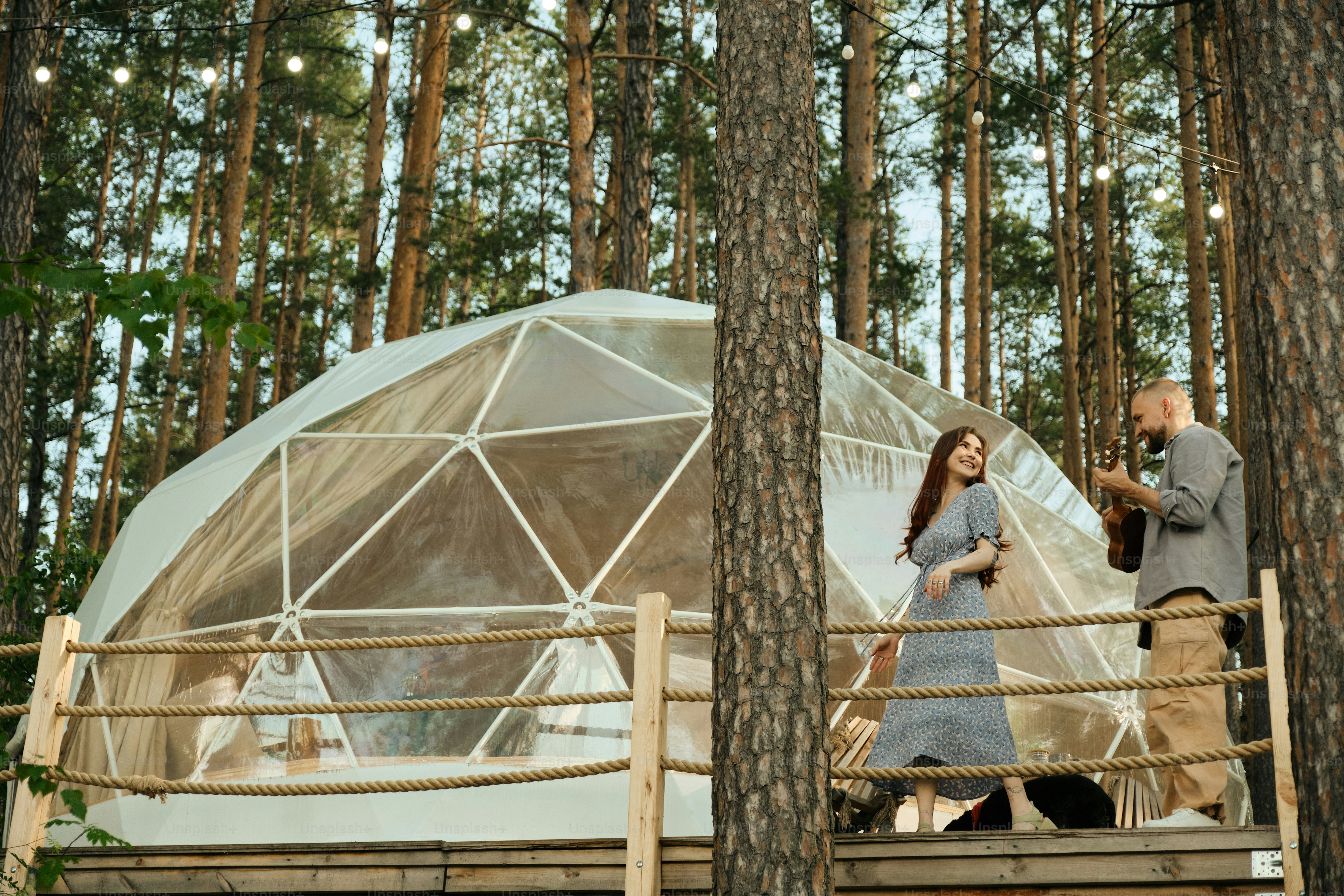 un homme et une femme traversant un pont