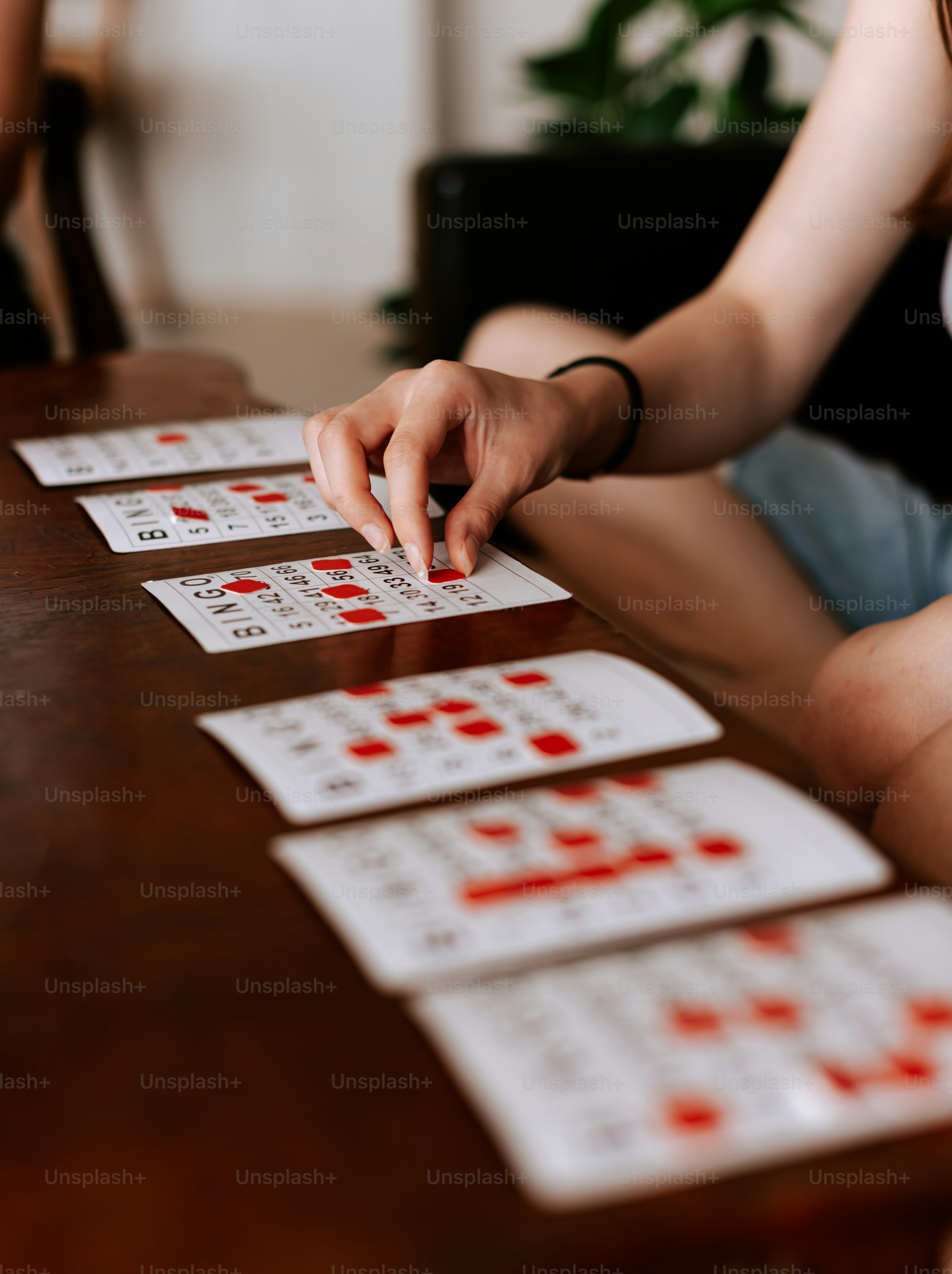 una donna seduta a un tavolo che gioca a carte