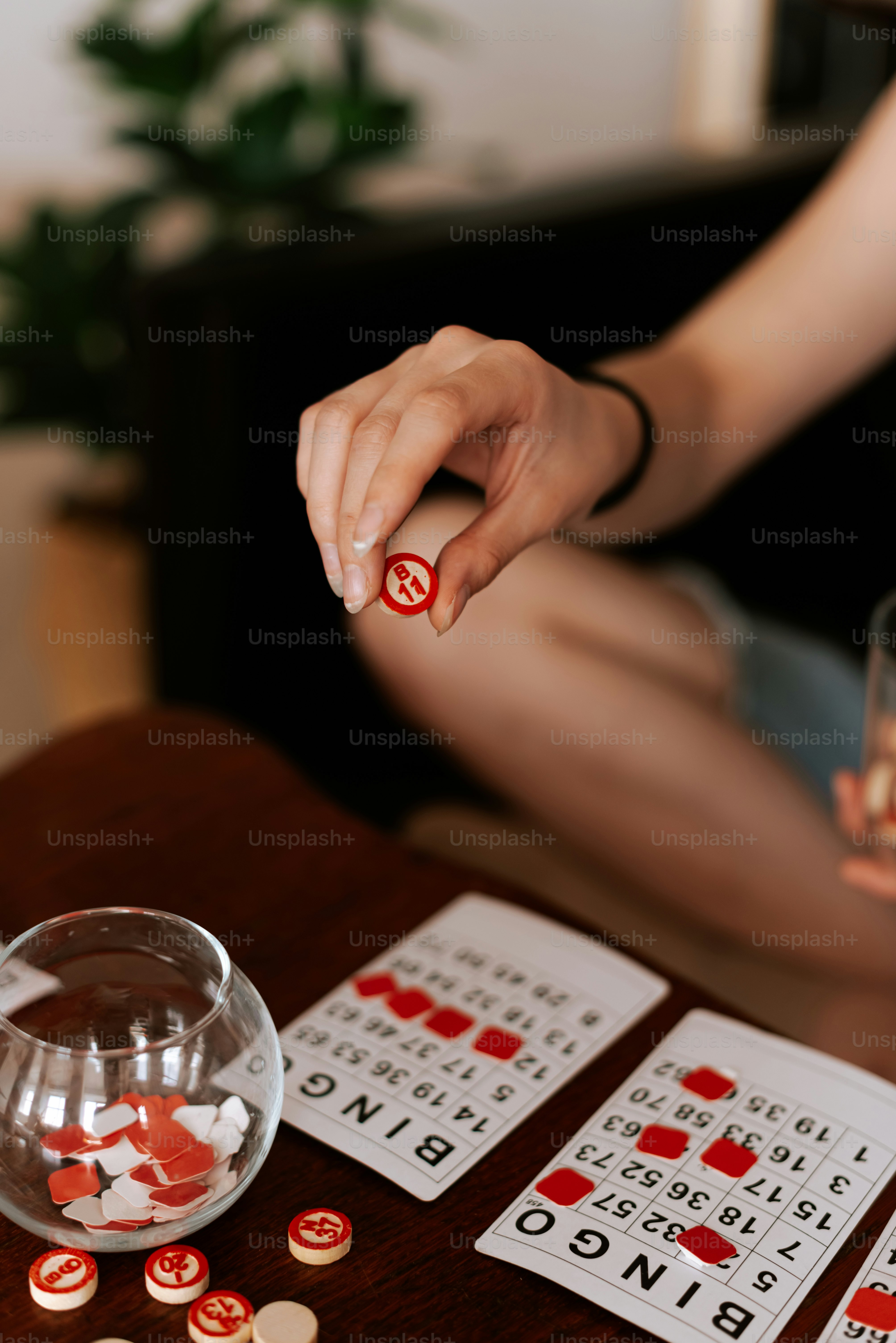 una persona seduta a un tavolo con carte e un bicchiere di vino