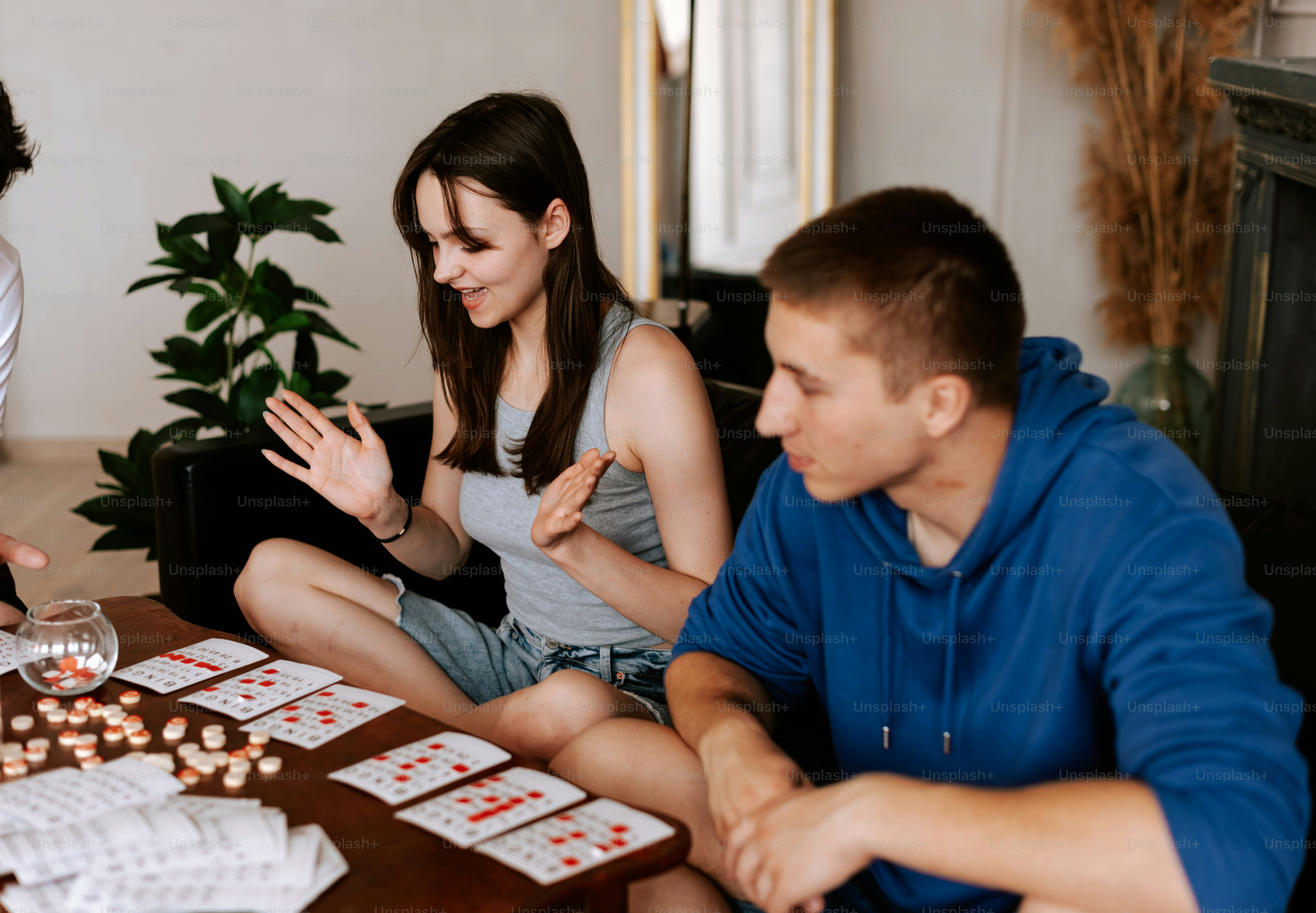 un gruppo di persone sedute intorno a un tavolo che giocano a carte