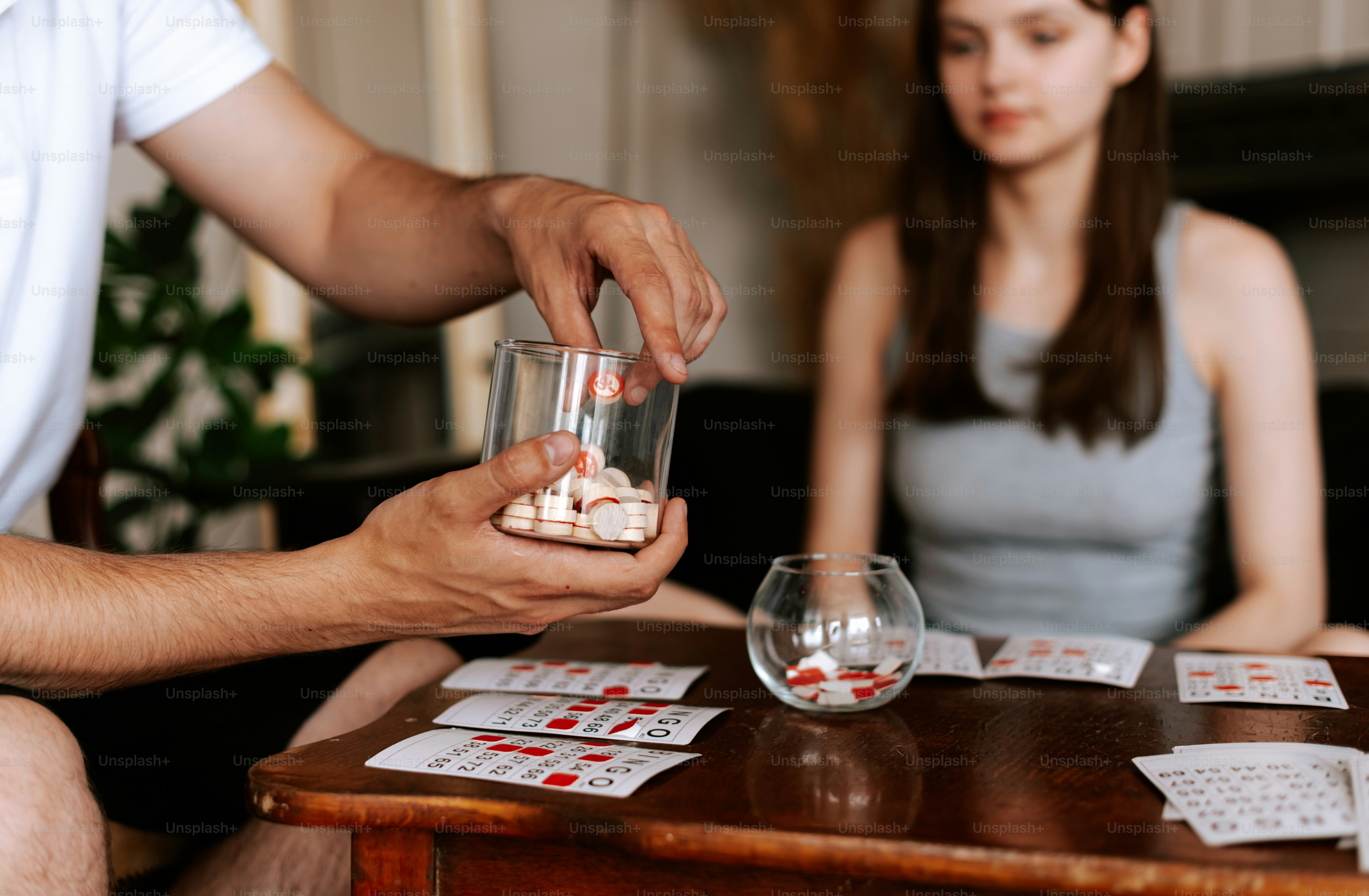 Ein Mann und eine Frau spielen ein Kartenspiel