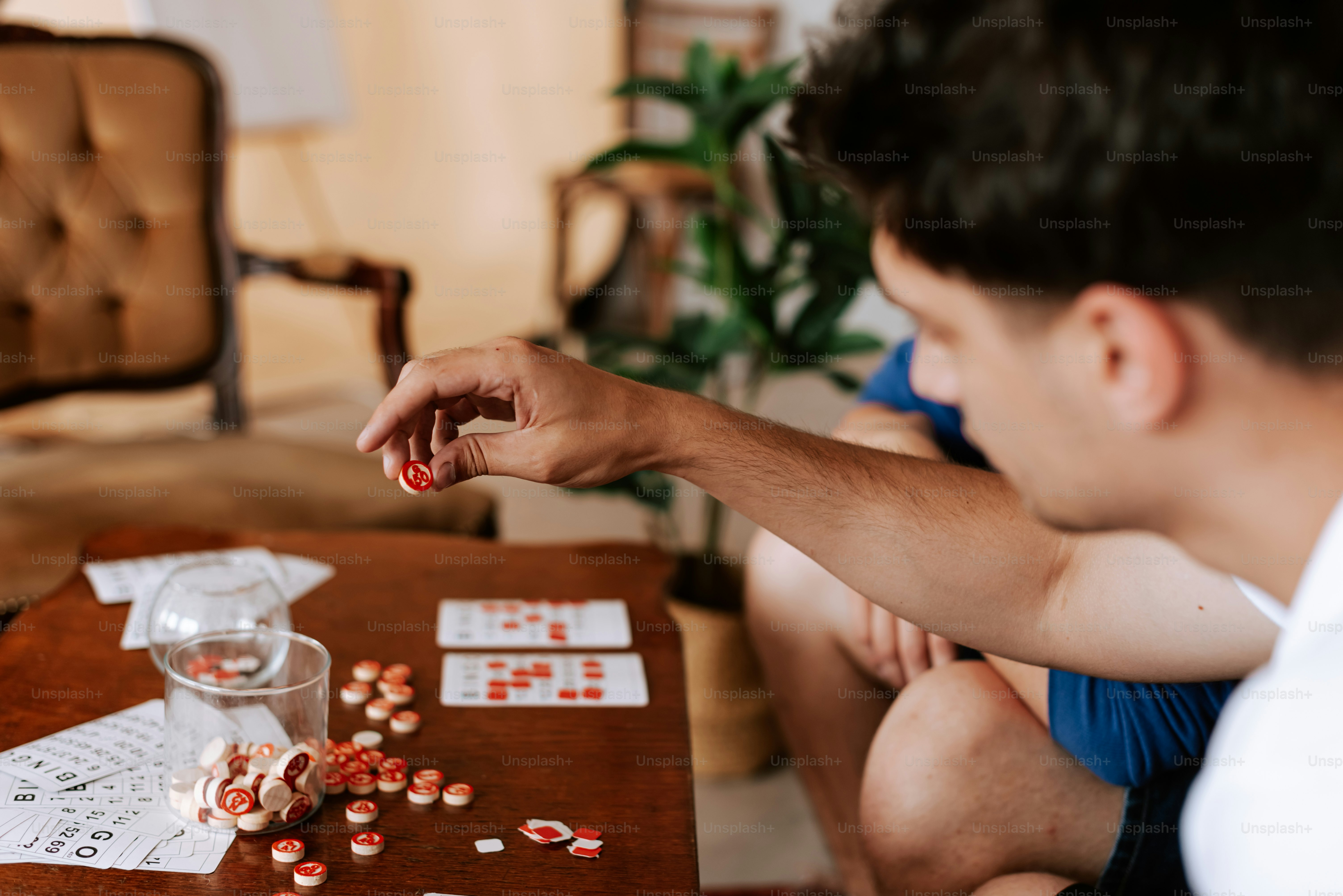 Ein Mann spielt ein Kartenspiel auf einem Tisch