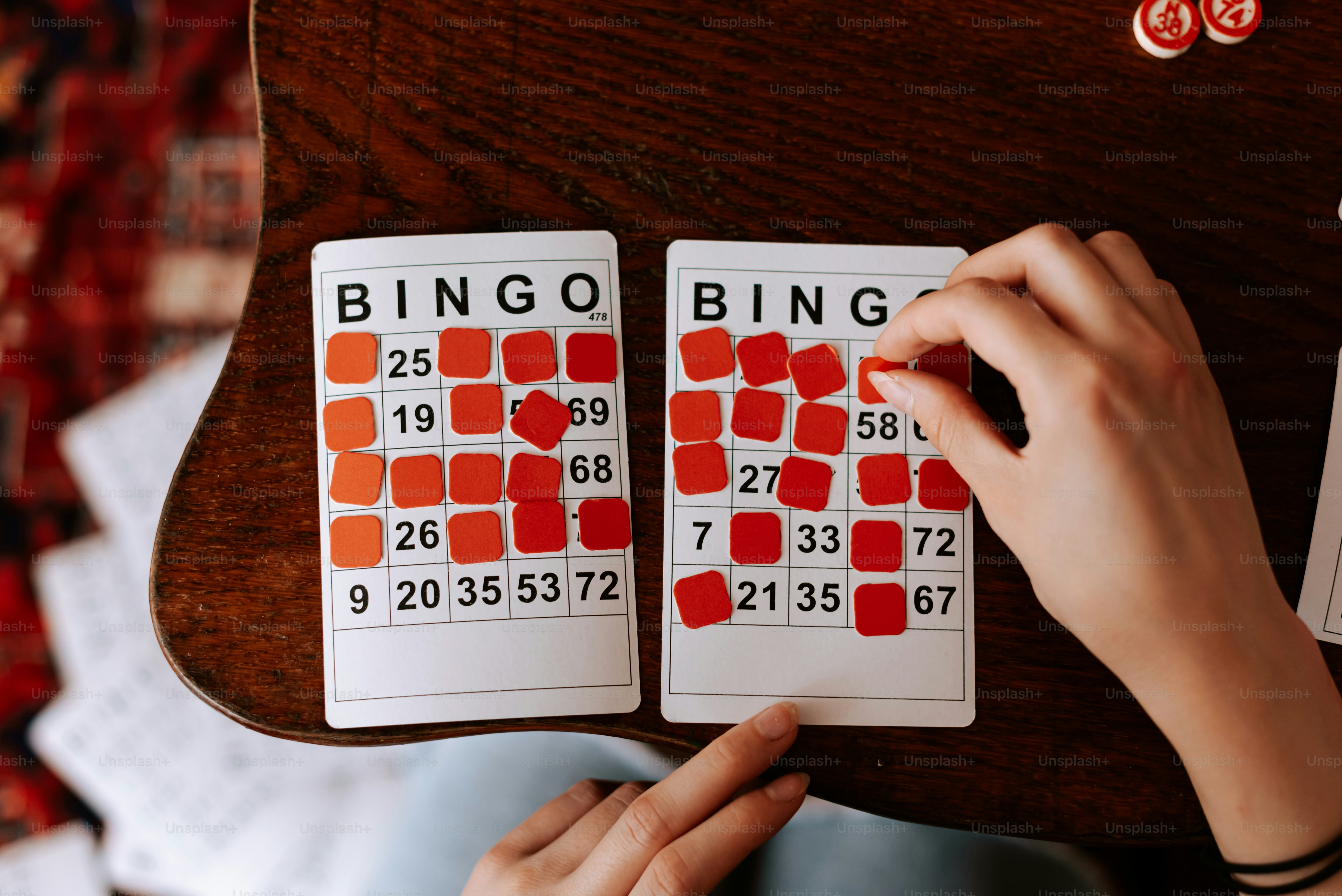 una persona sta giocando a un gioco su un tavolo