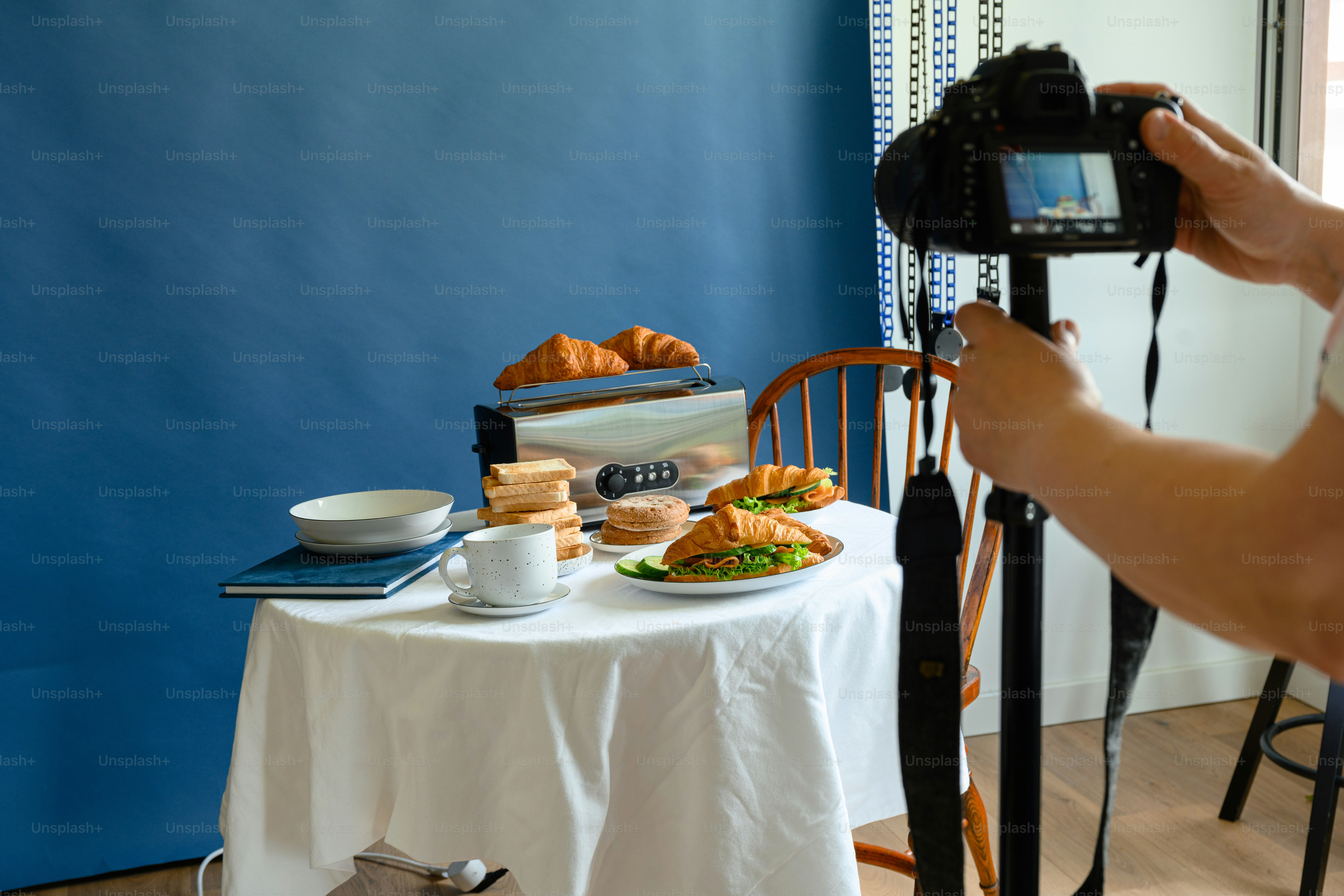 Une personne prenant une photo de nourriture sur une table