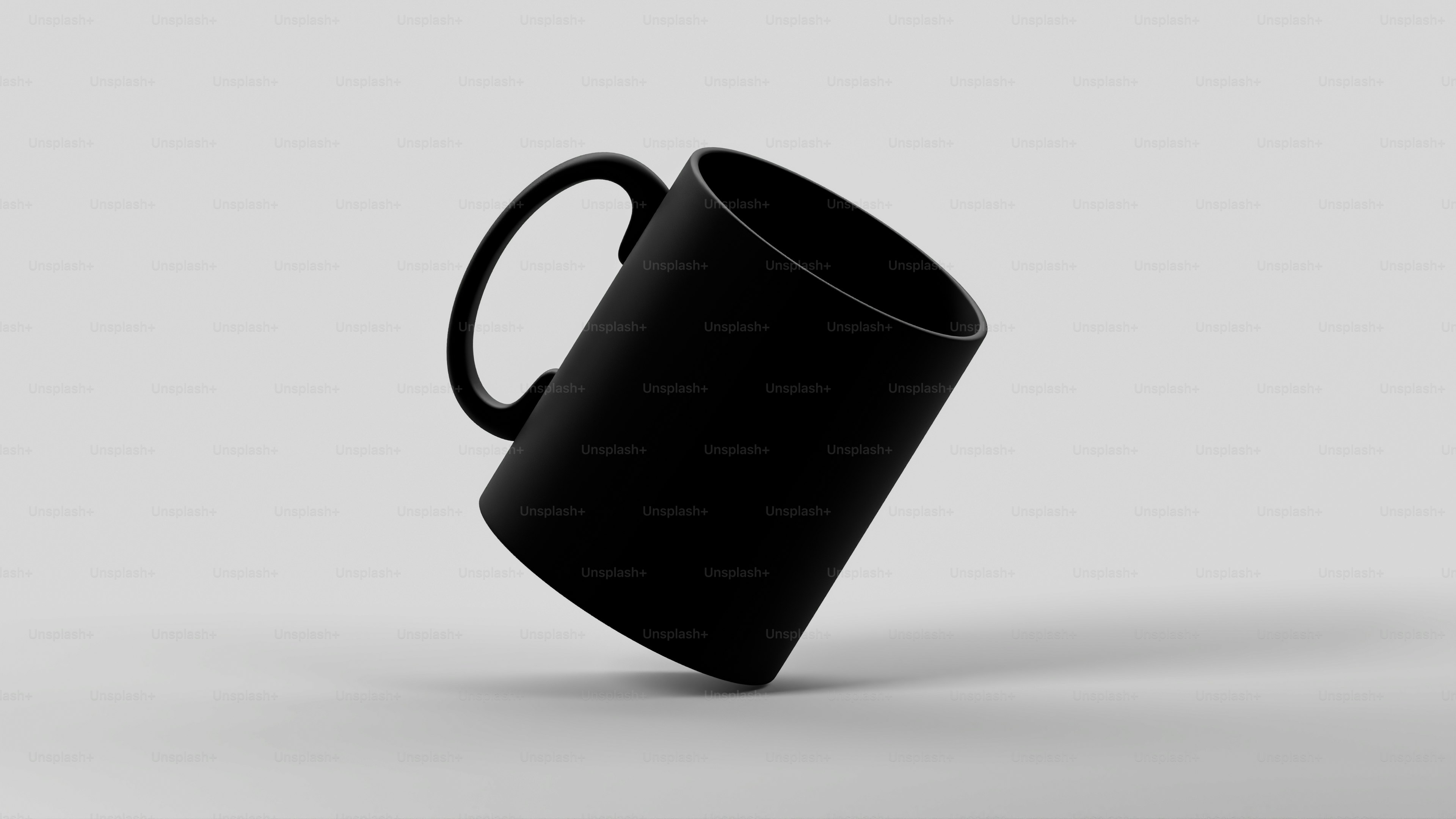 una tazza di caffè nera seduta sopra un tavolo