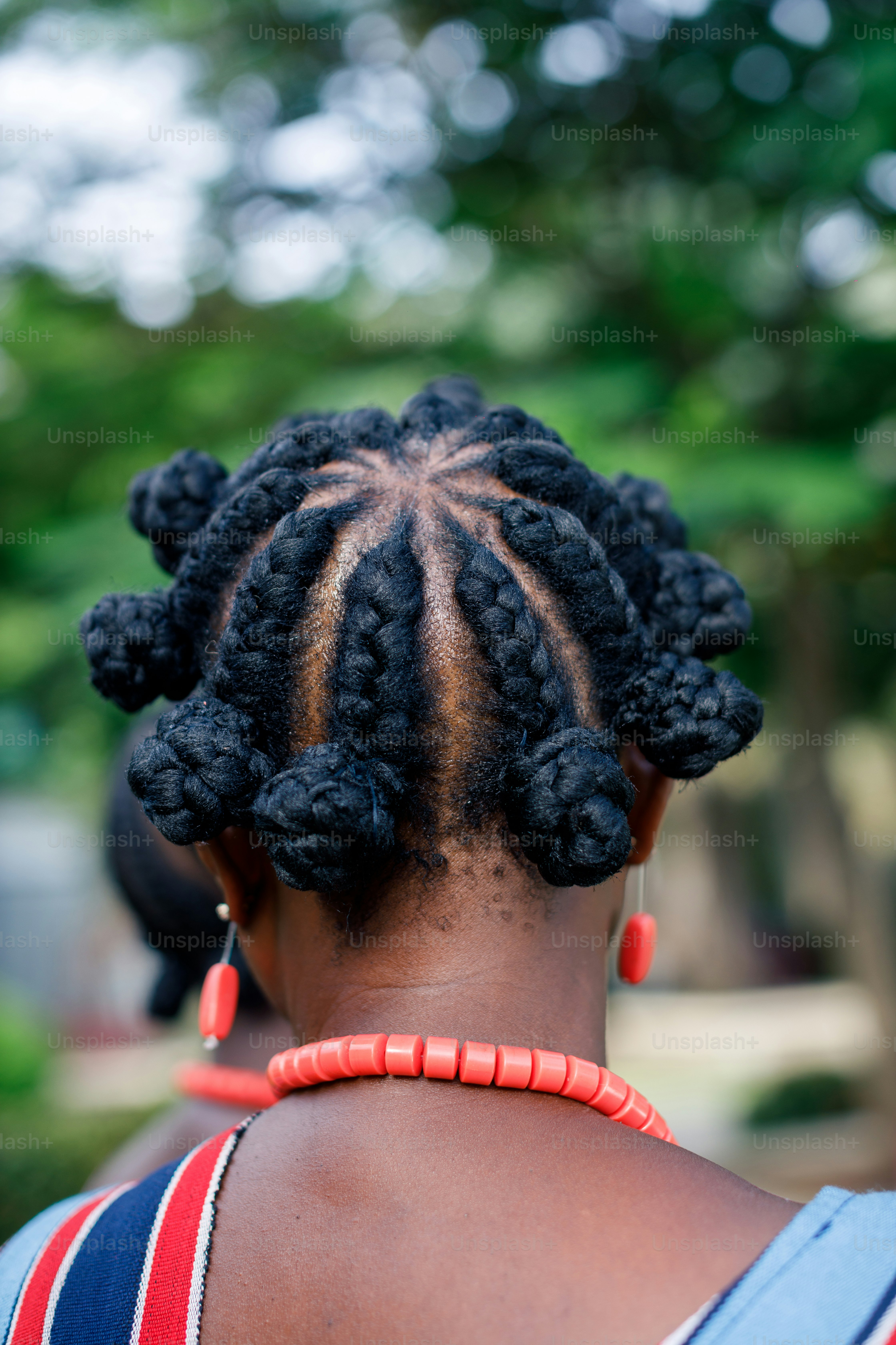 um close up de uma pessoa com dreadlocks