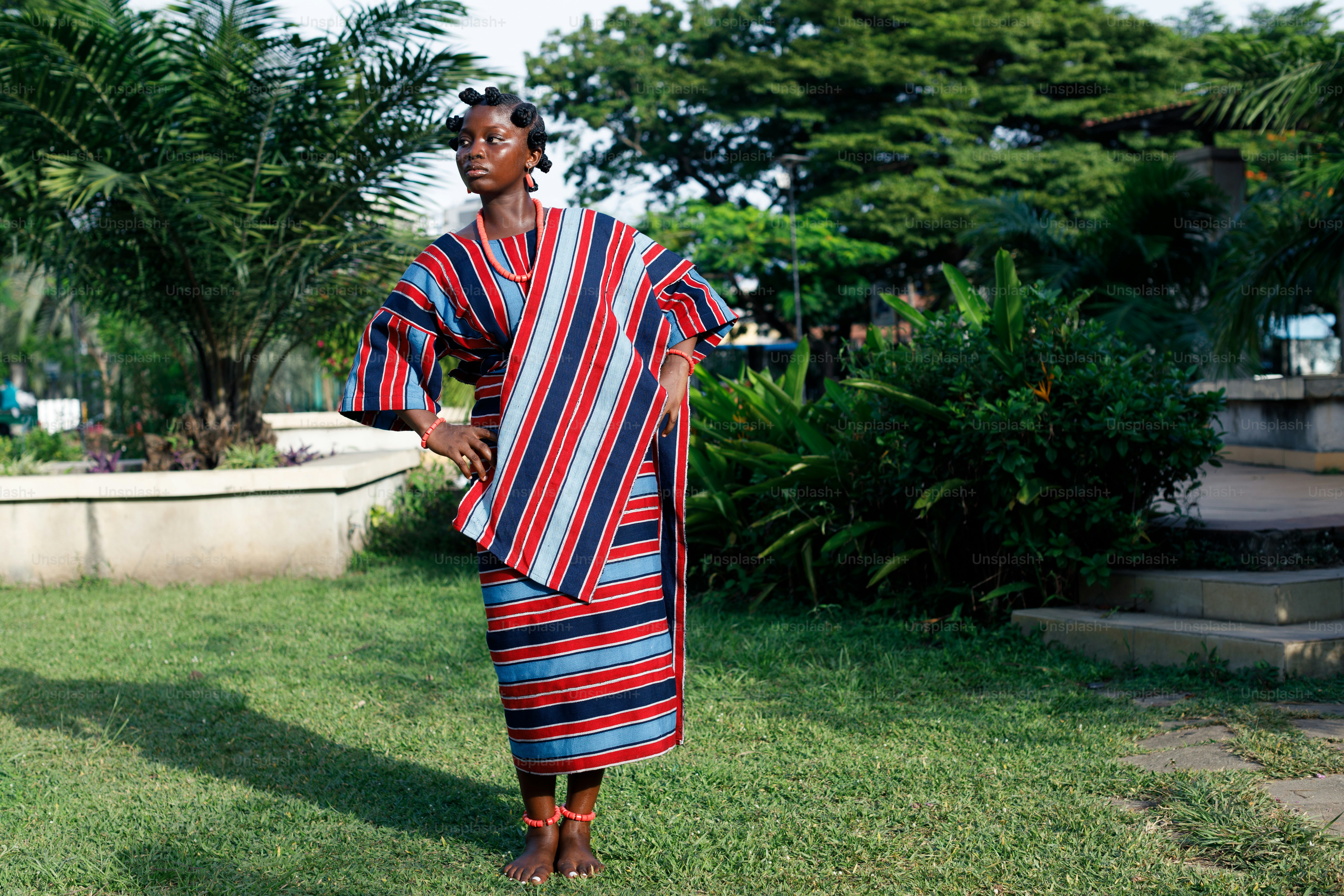 une femme en robe colorée debout dans l’herbe
