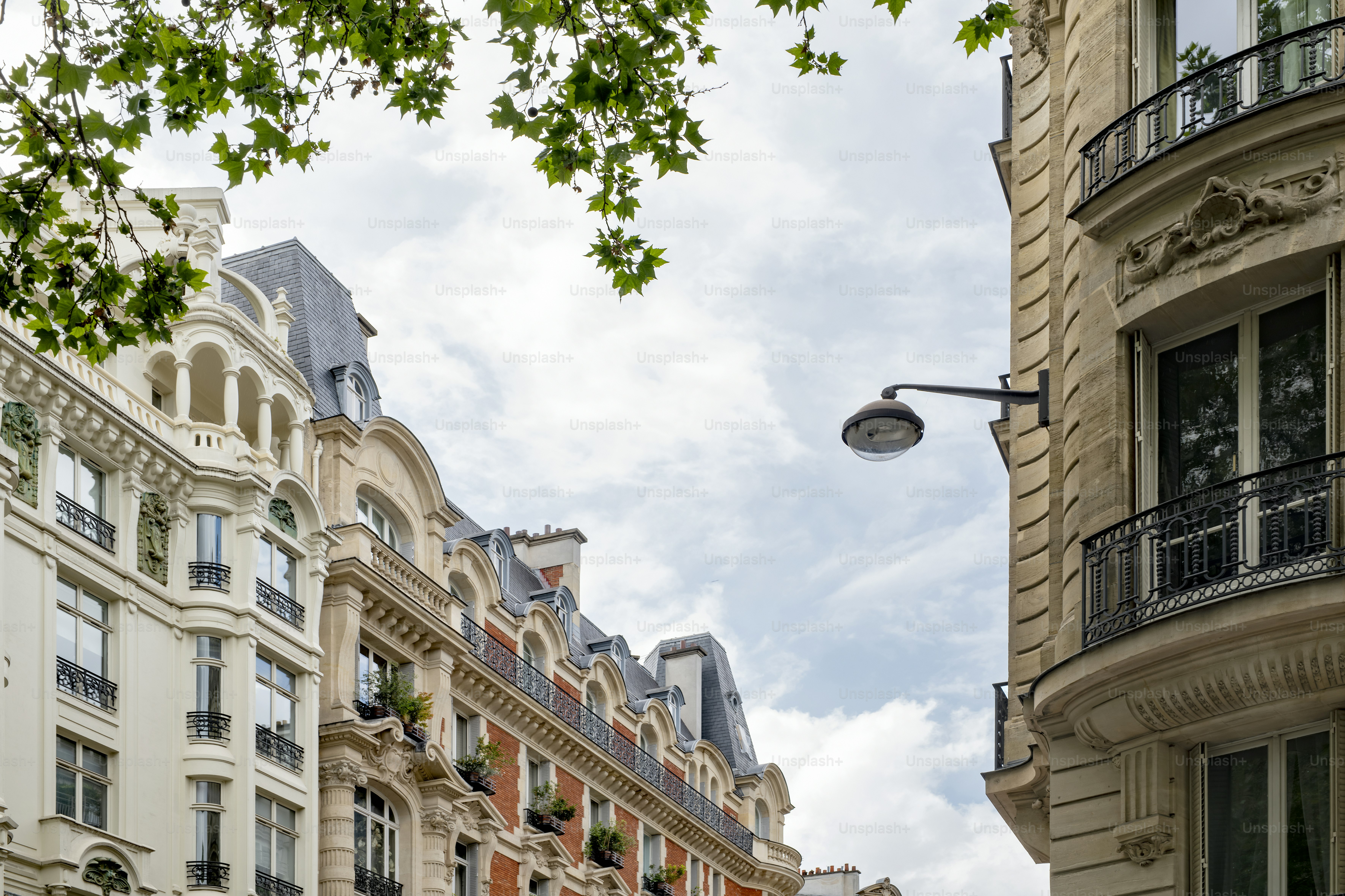 un lampadaire devant une rangée d’immeubles