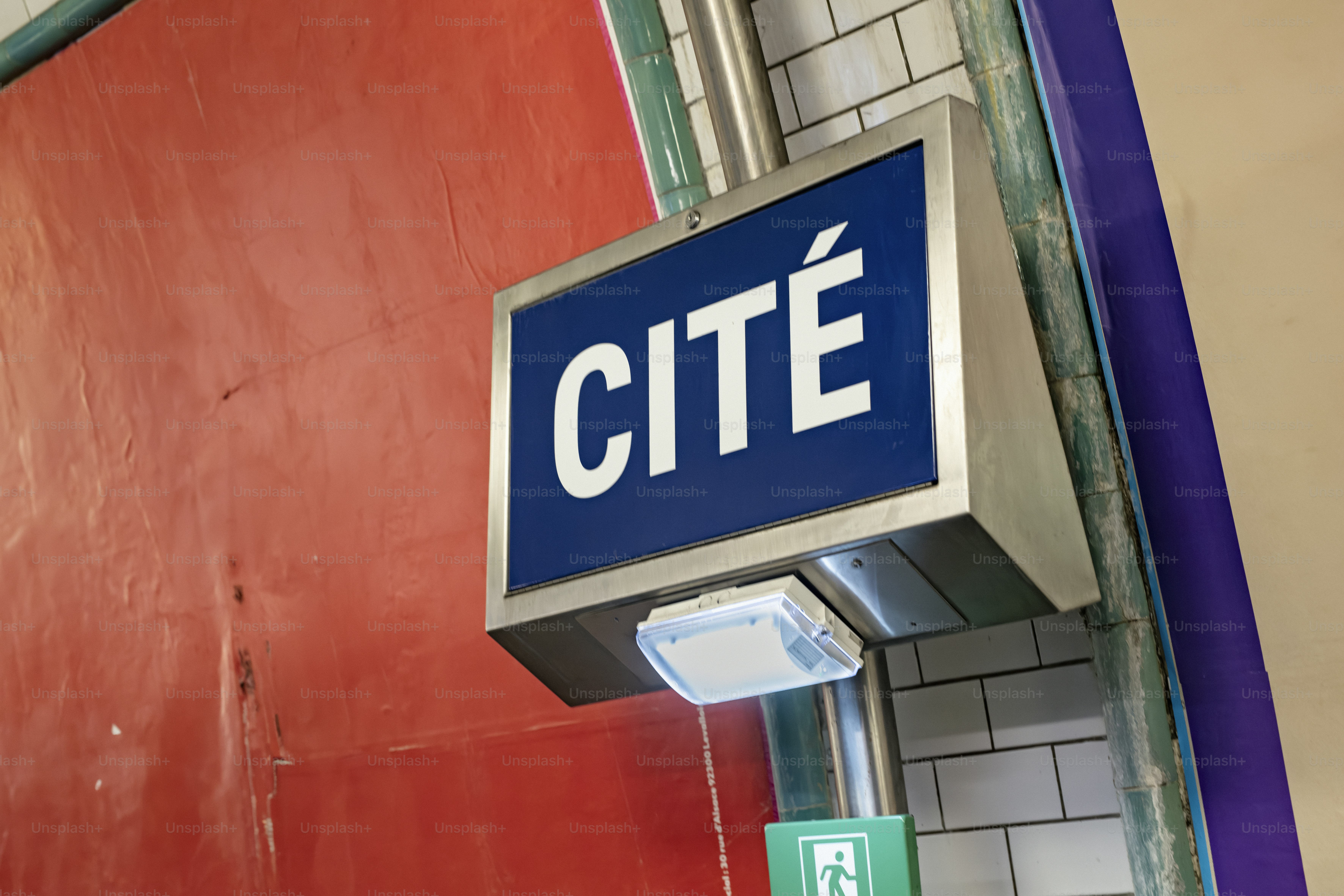 un cartello blu appeso al lato di un edificio