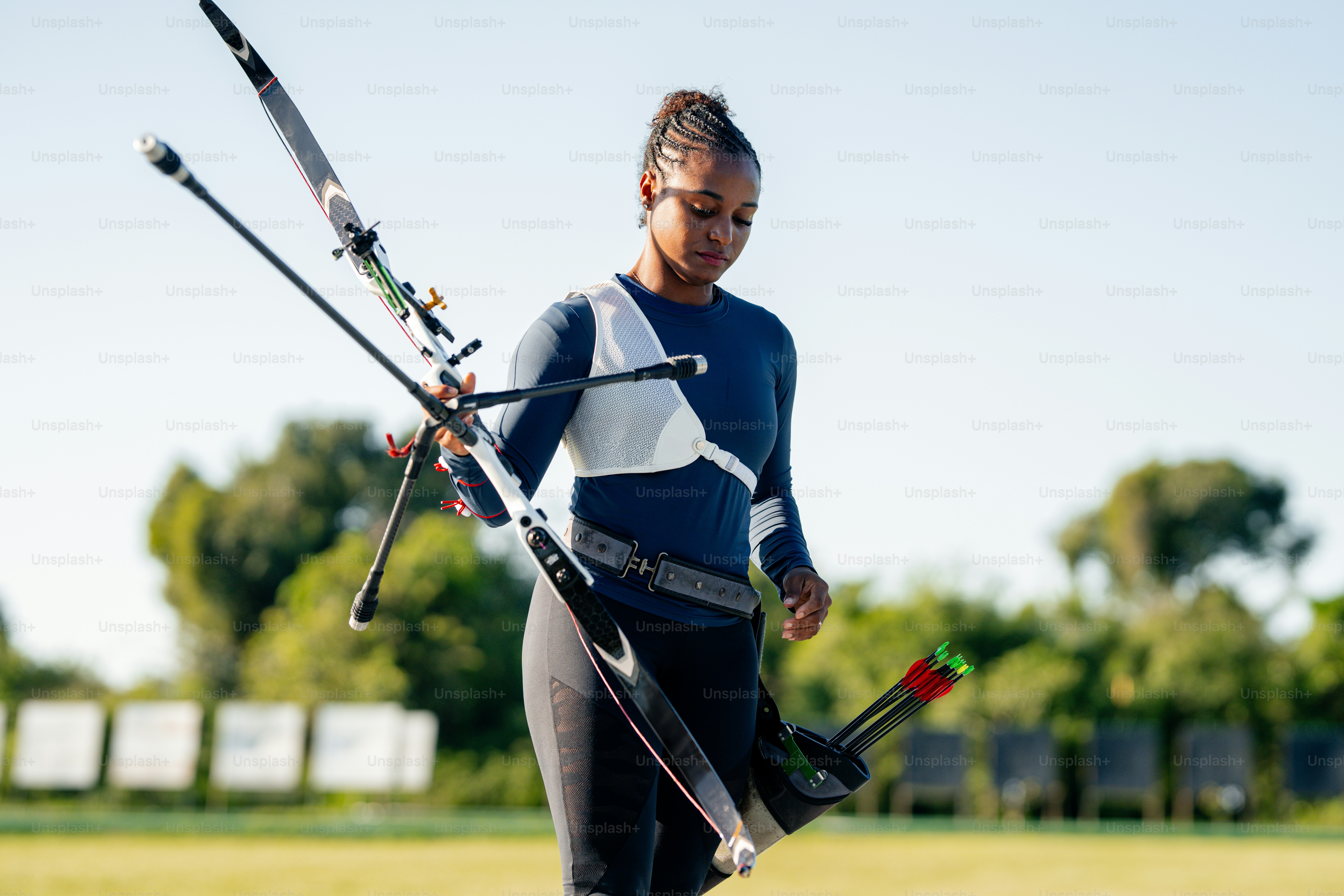 활과 화살을 손에 들고 있는 여인