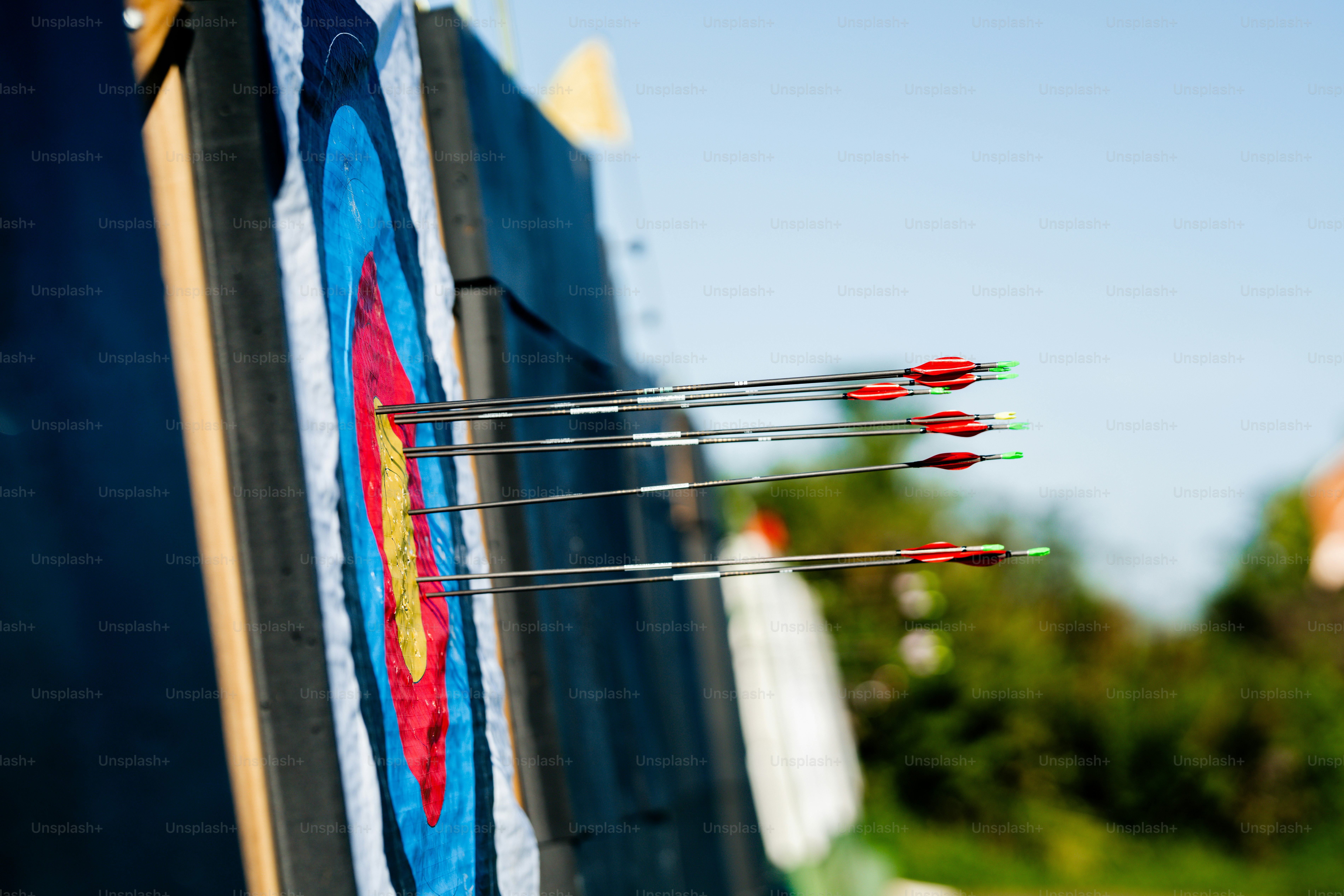 eine Gruppe von Pfeilen, die in der Seite eines Gebäudes stecken