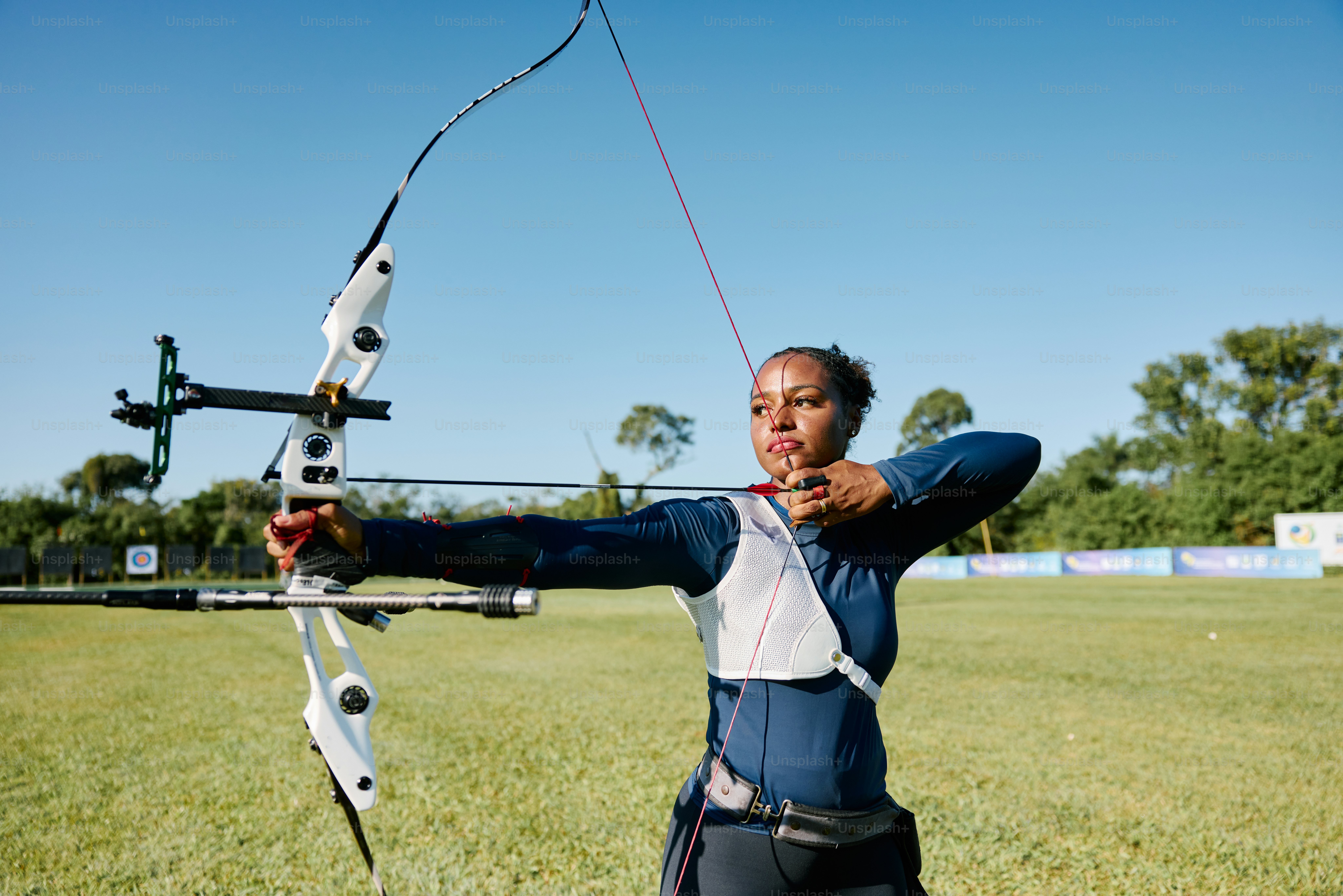 들판에서 활과 화살을 들고 있는 남자