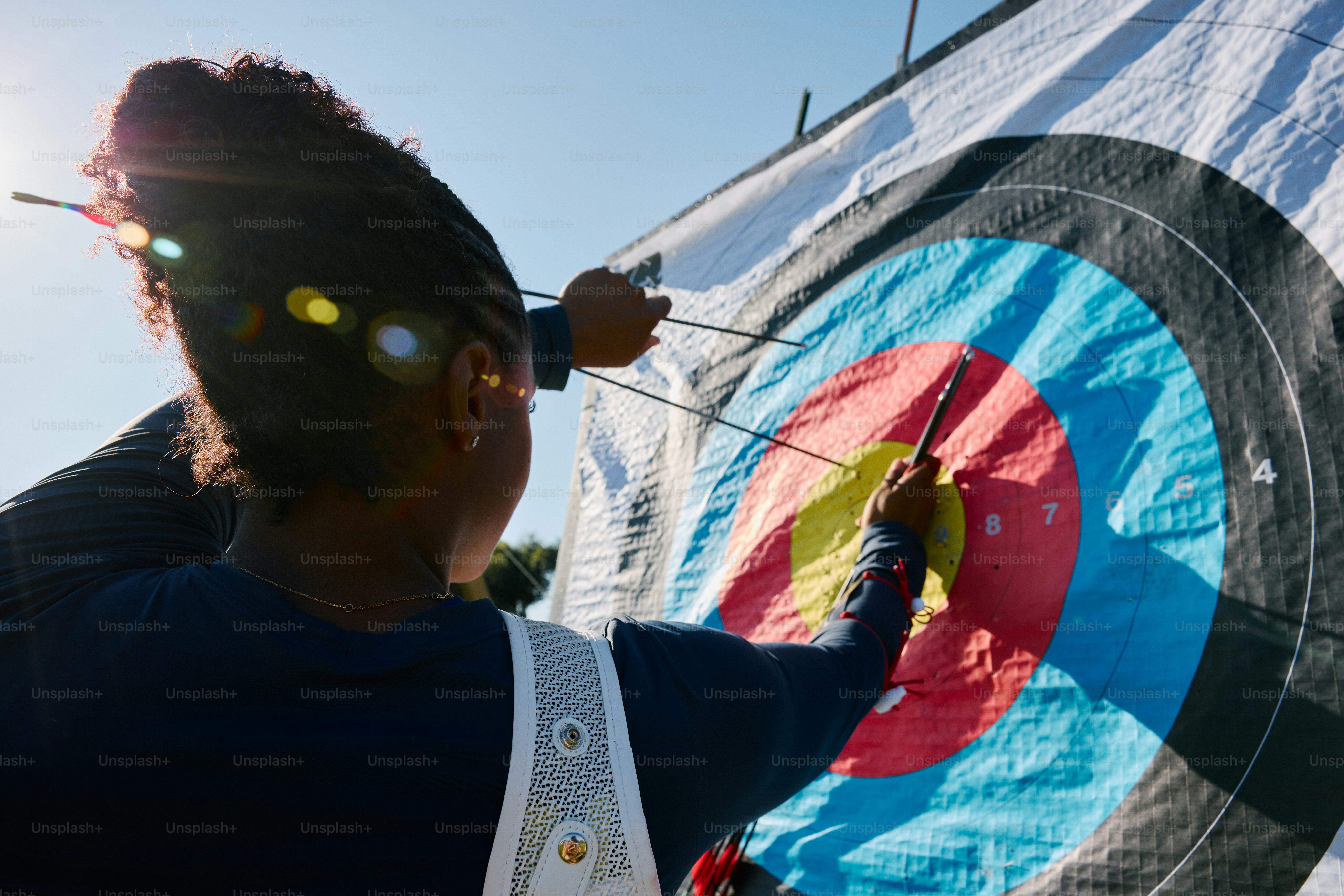 큰 연 앞에서 활과 화살을 들고 있는 남자