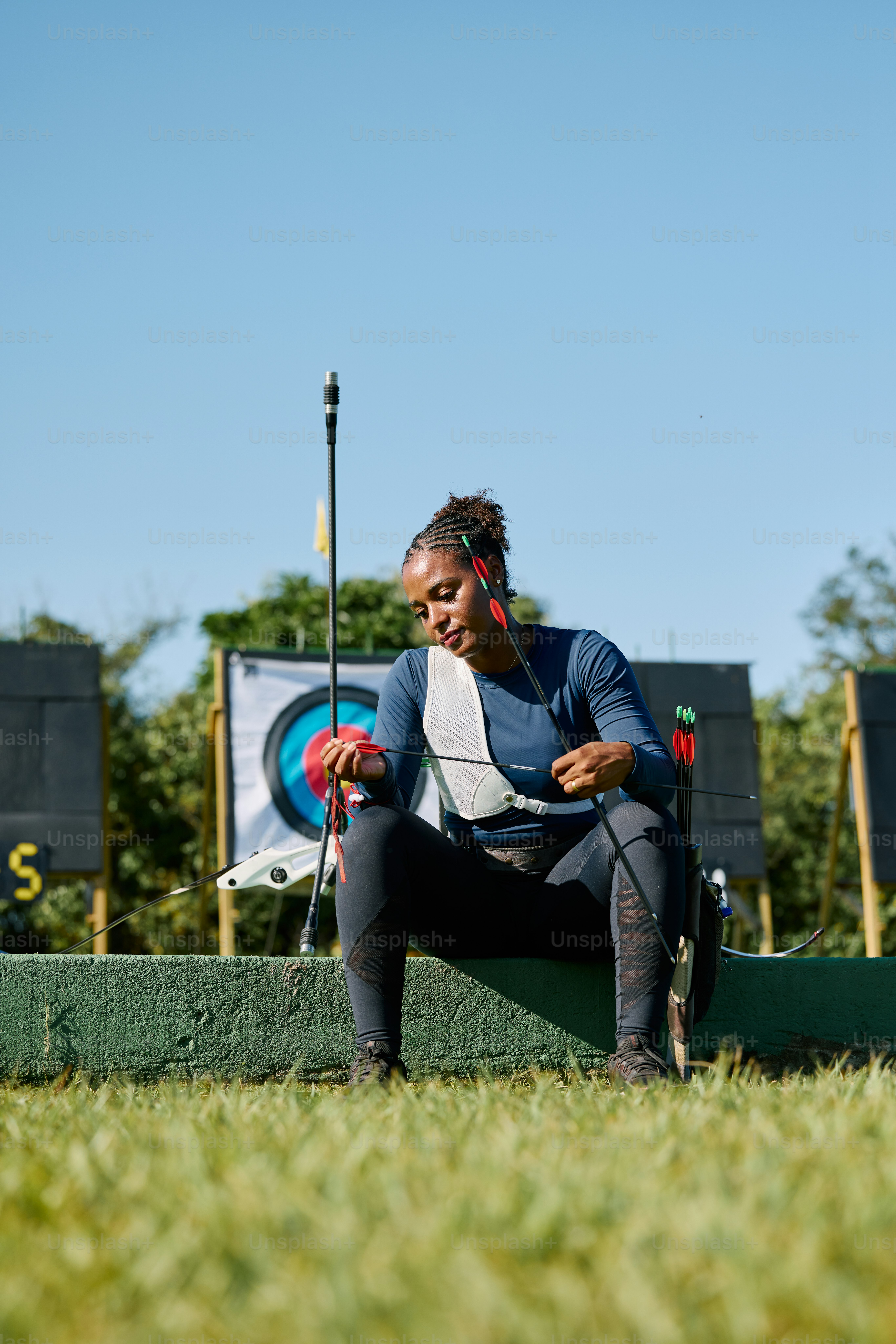 벤치에 앉아 골프채를 들고 있는 여성