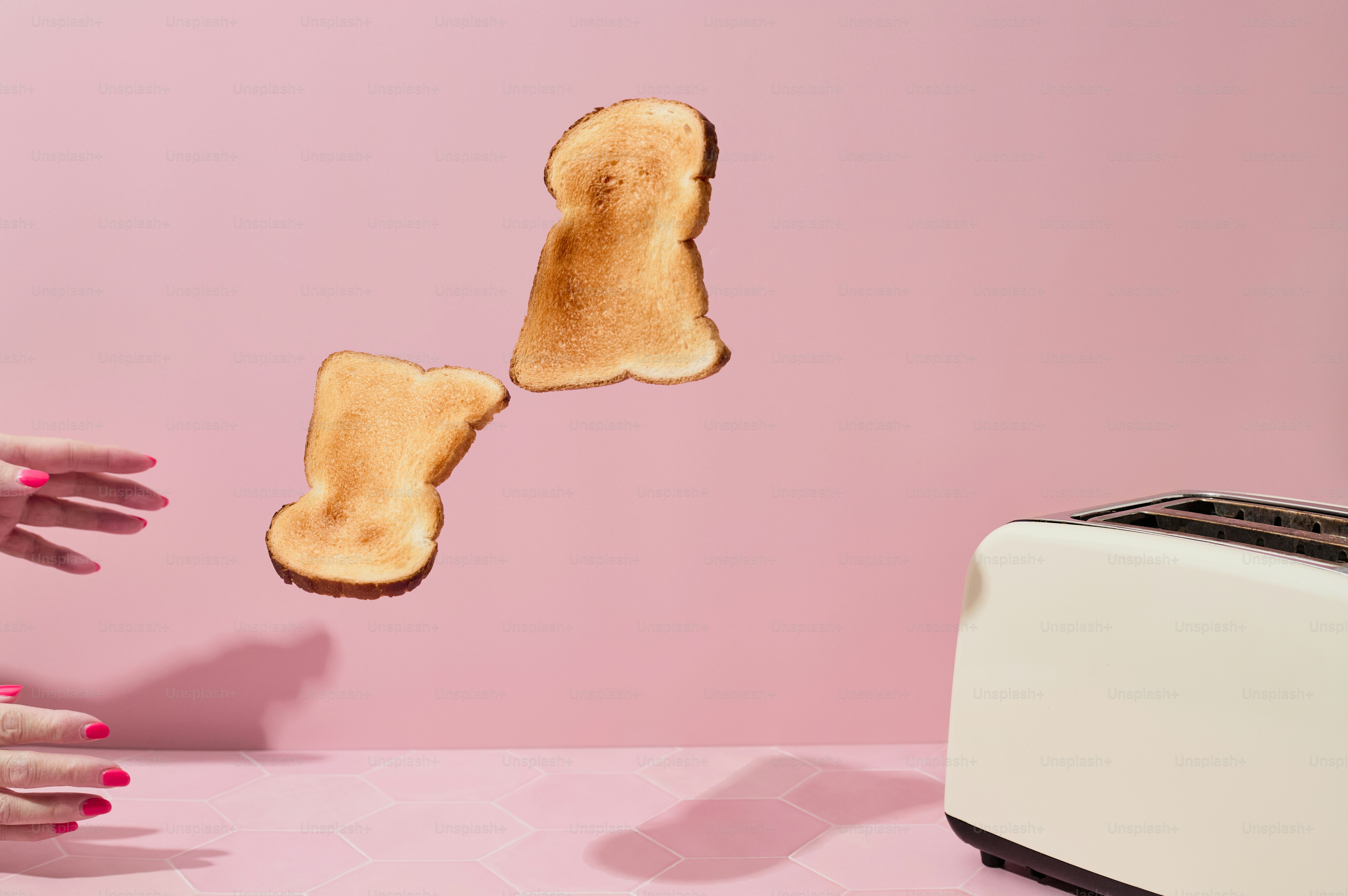 una tostadora de la que se caen dos trozos de pan