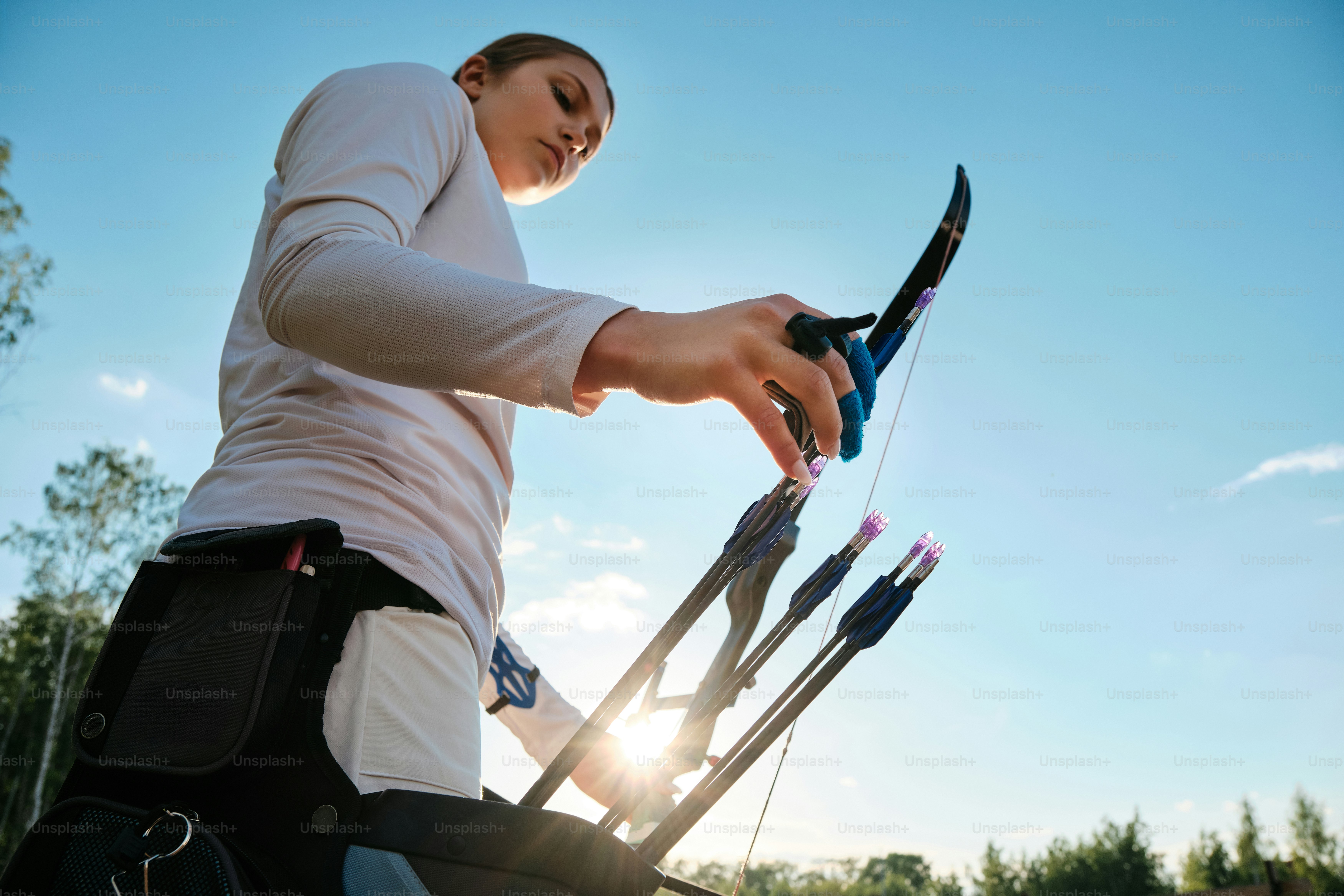 한 쌍의 스키를 손에 들고 있는 여성