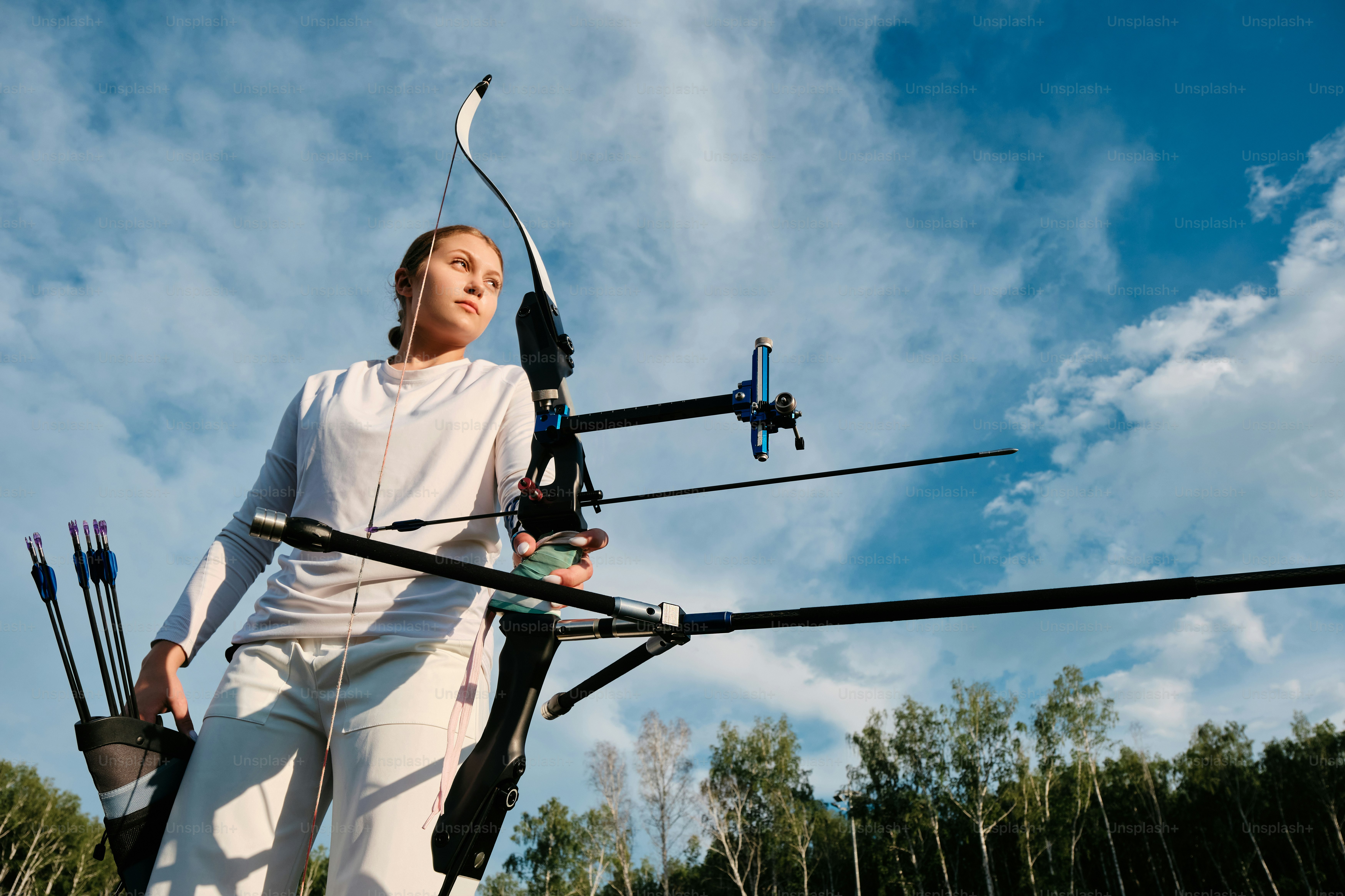 활과 화살을 손에 들고 있는 여인