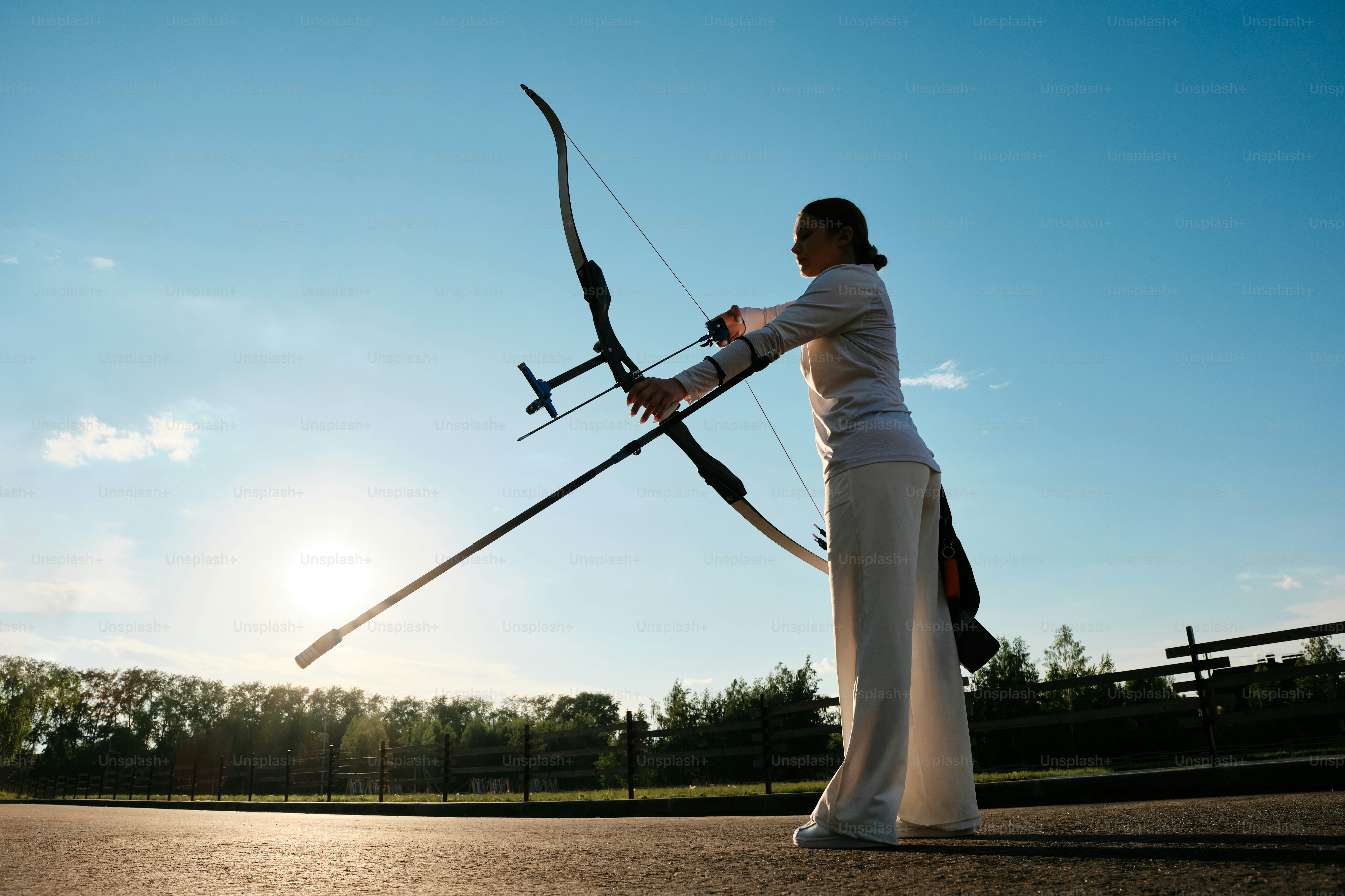 한 여자가 활과 화살을 들고 있다