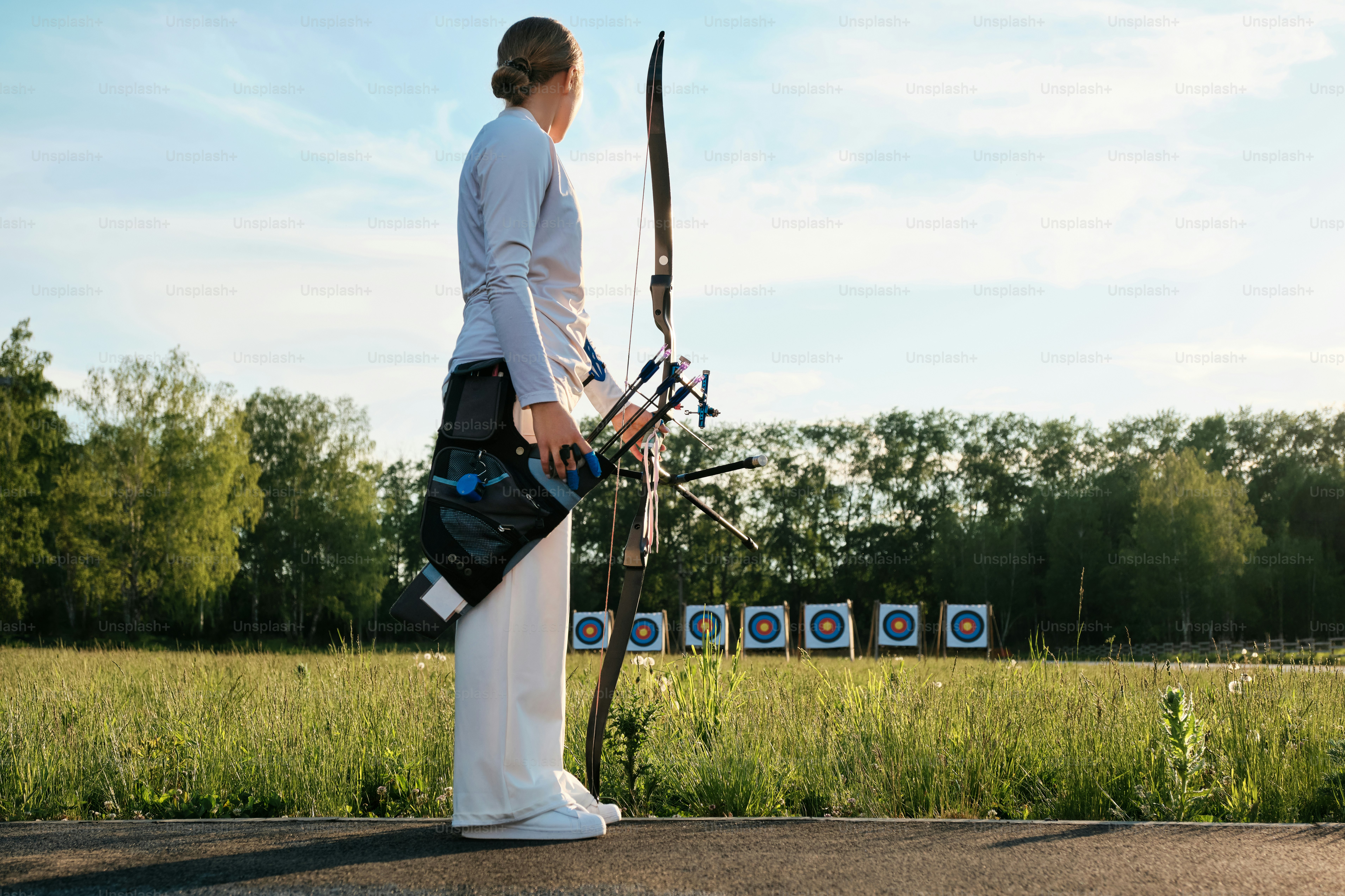 활과 화살을 손에 들고 있는 여인