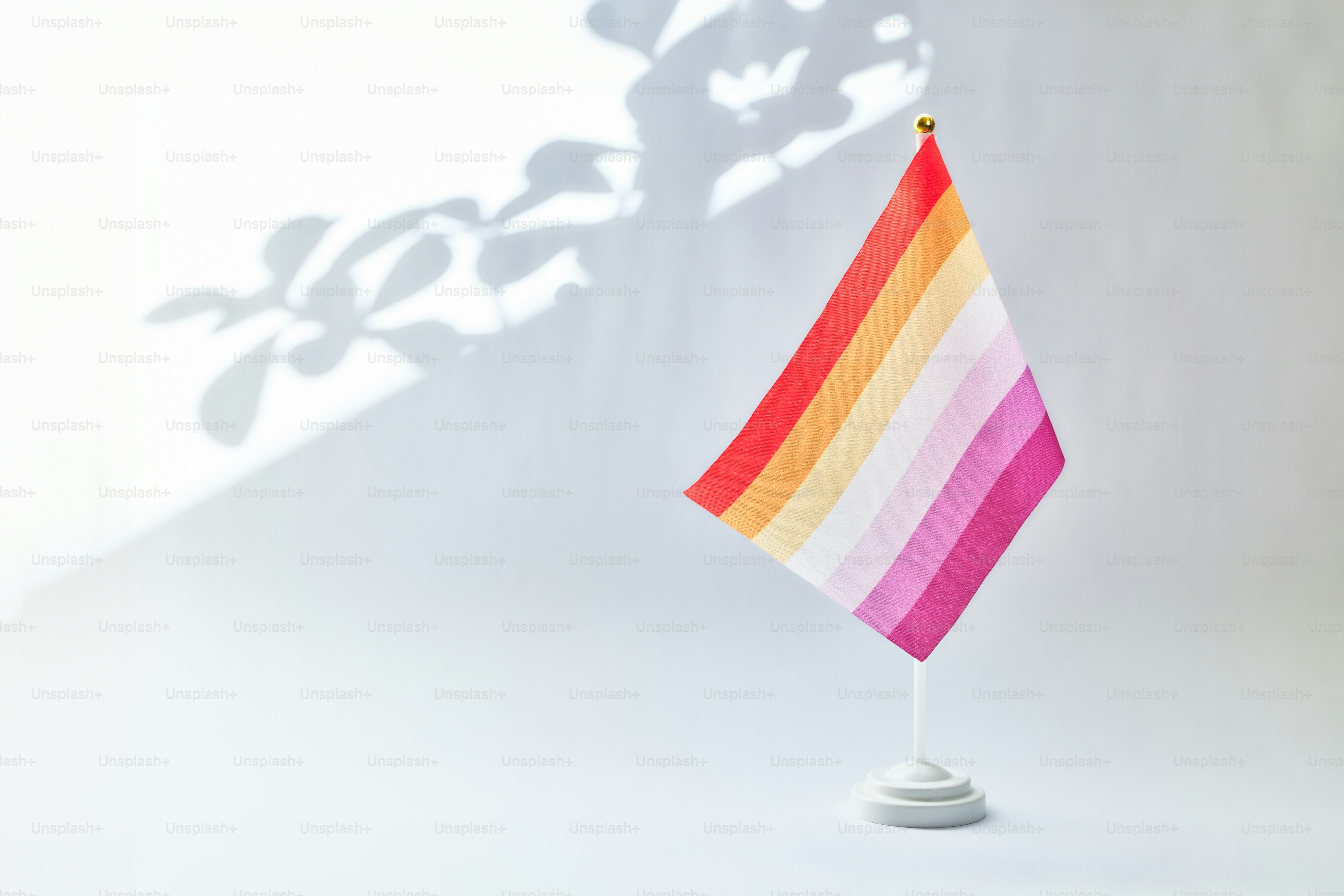 Uma bandeira colorida do arco-íris em um pedestal branco