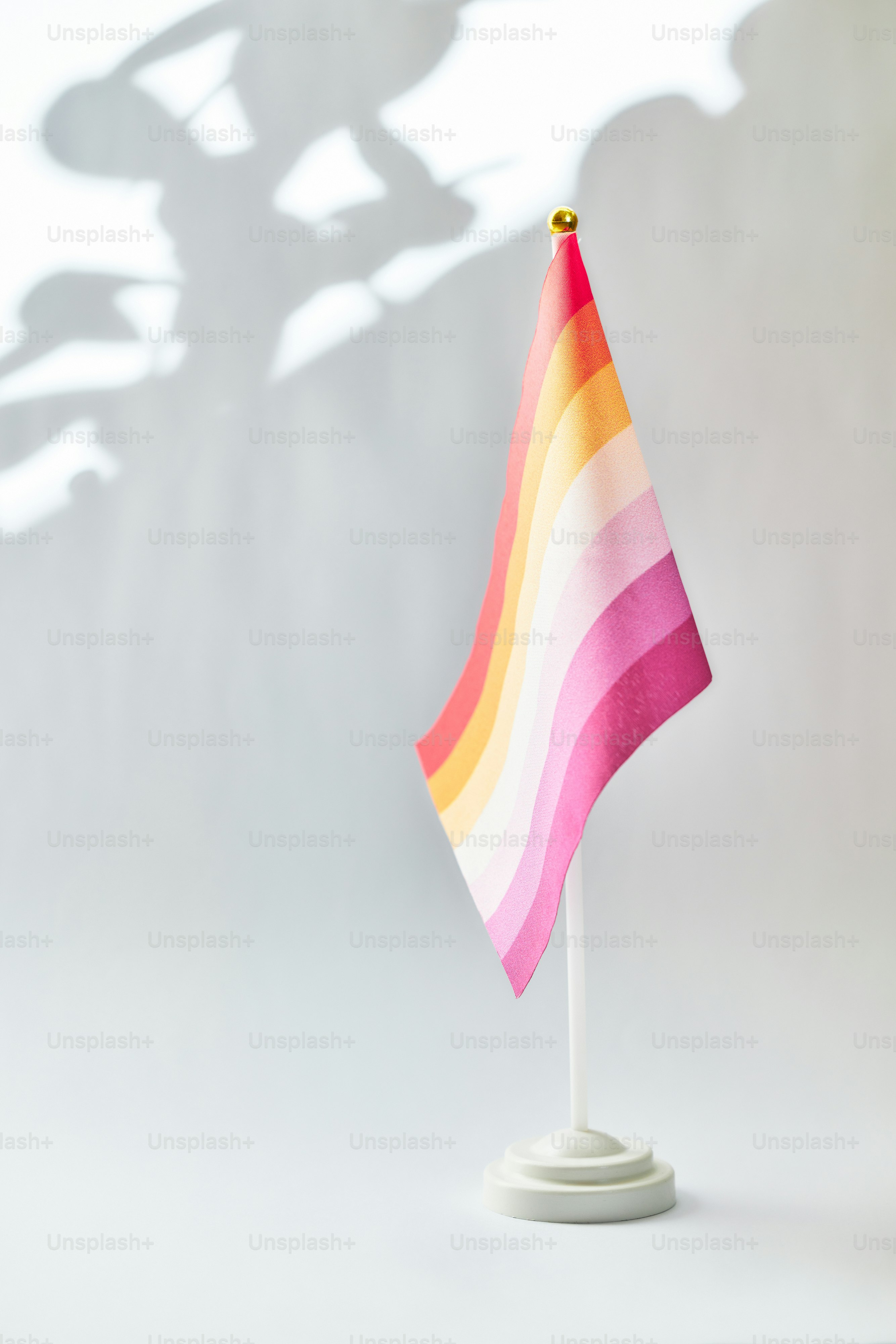 Uma pequena bandeira colorida em um suporte branco