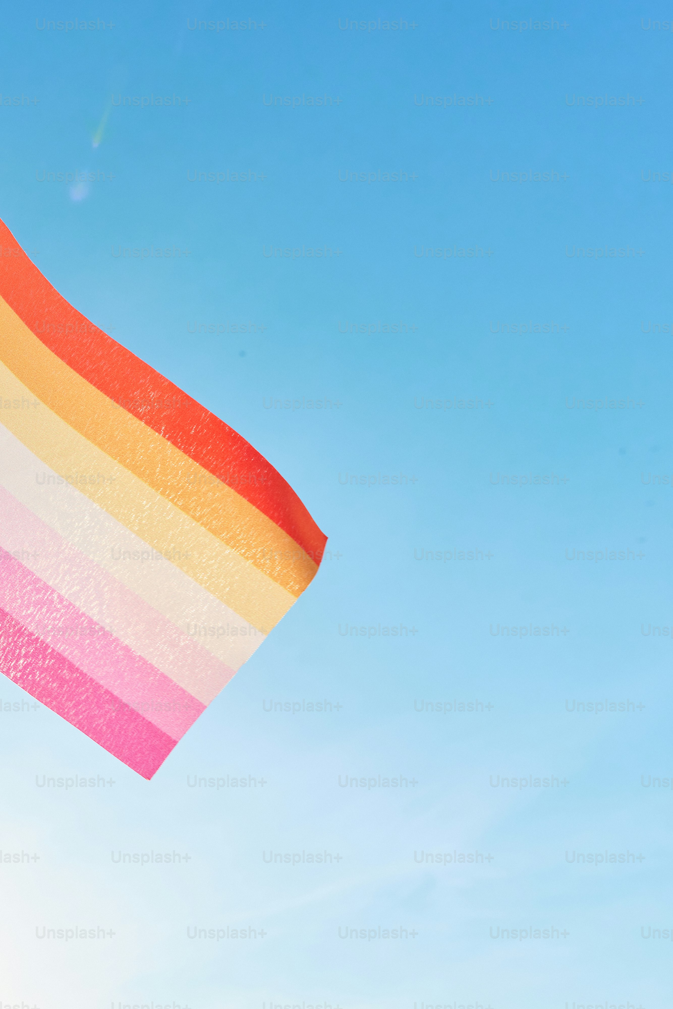Uma bandeira colorida do arco-íris voando no céu
