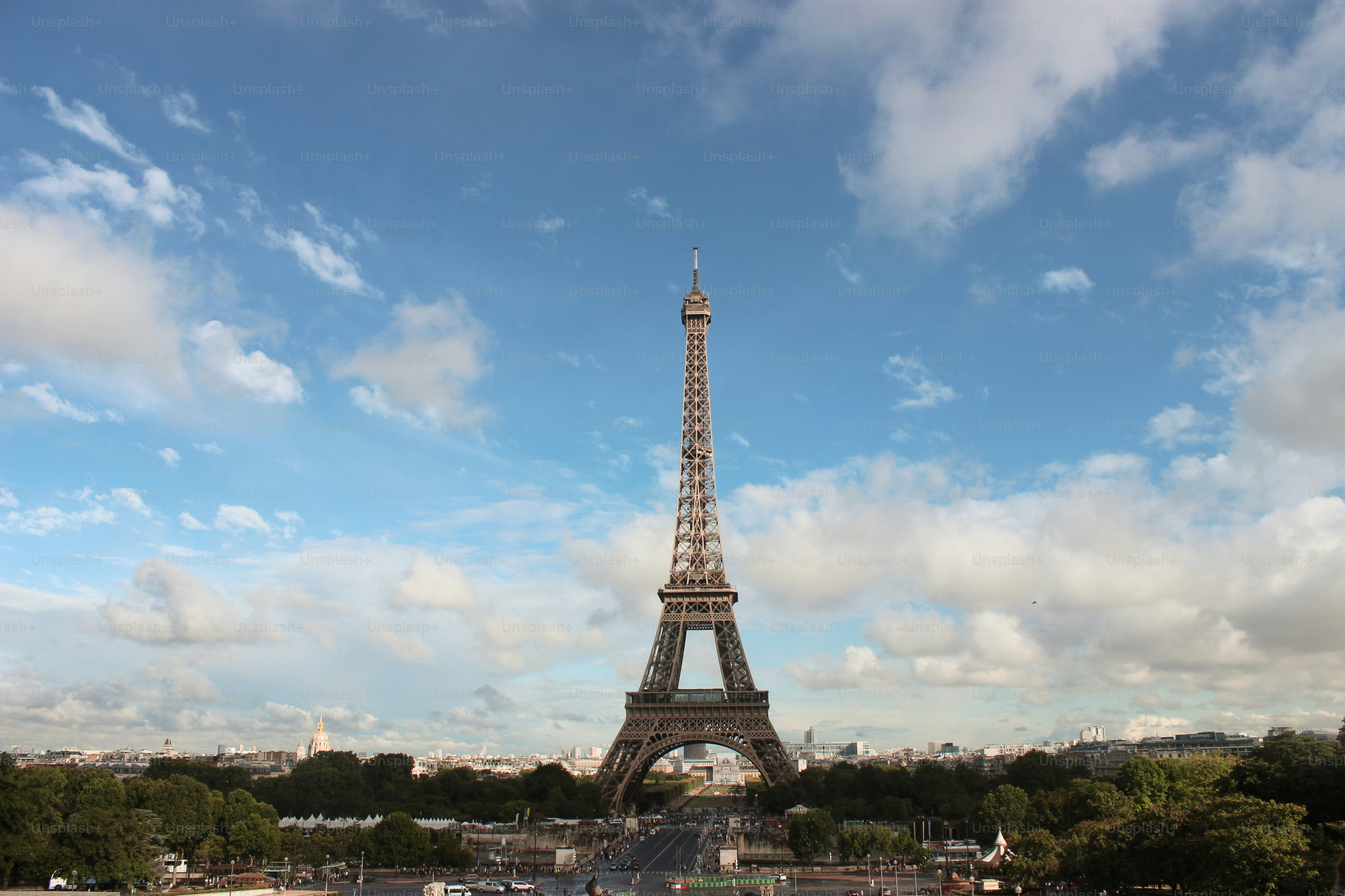 A torre eiffel elevando-se sobre a cidade de Paris
