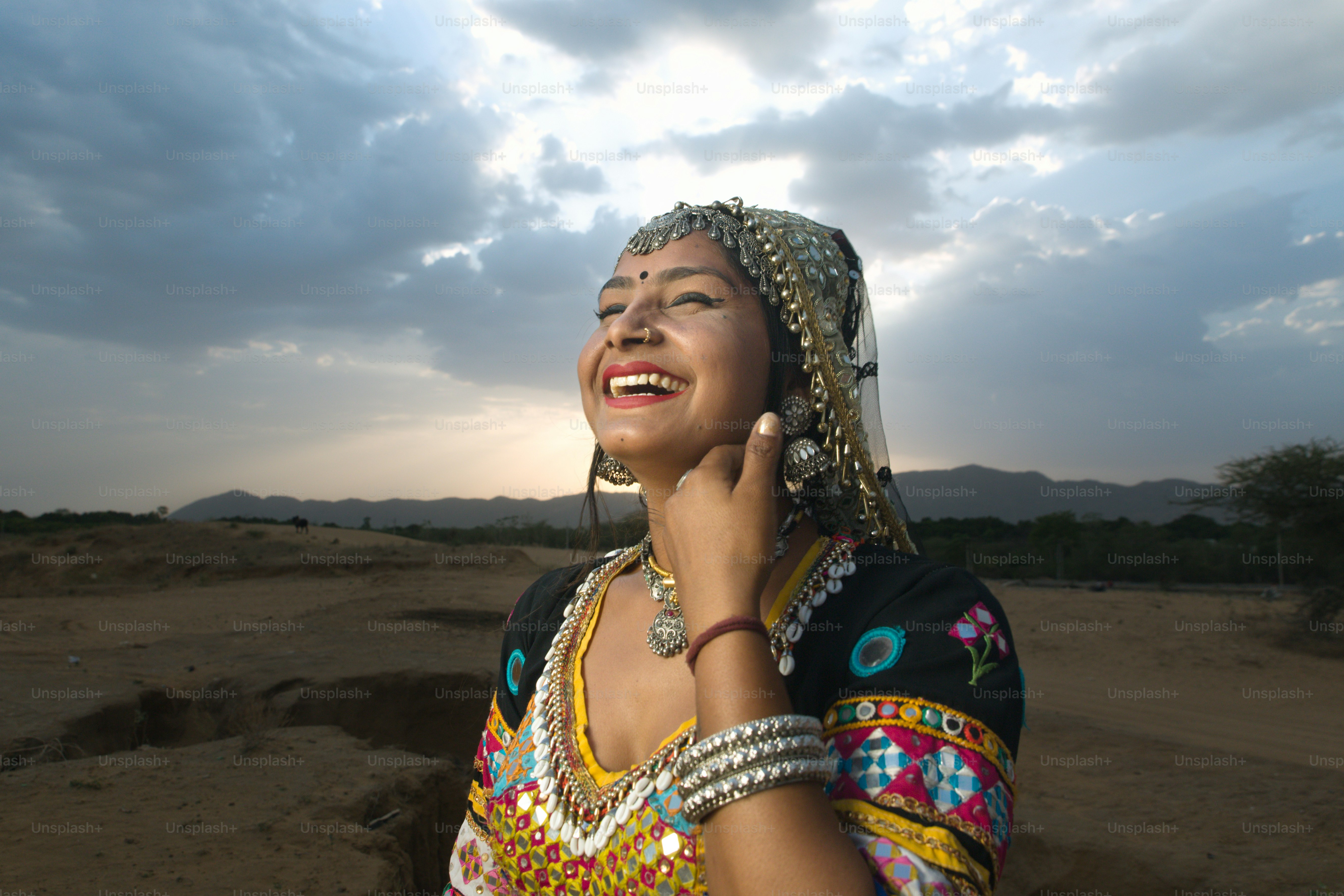 Eine Frau in einem bunten Kleid, die mit einem Handy telefoniert