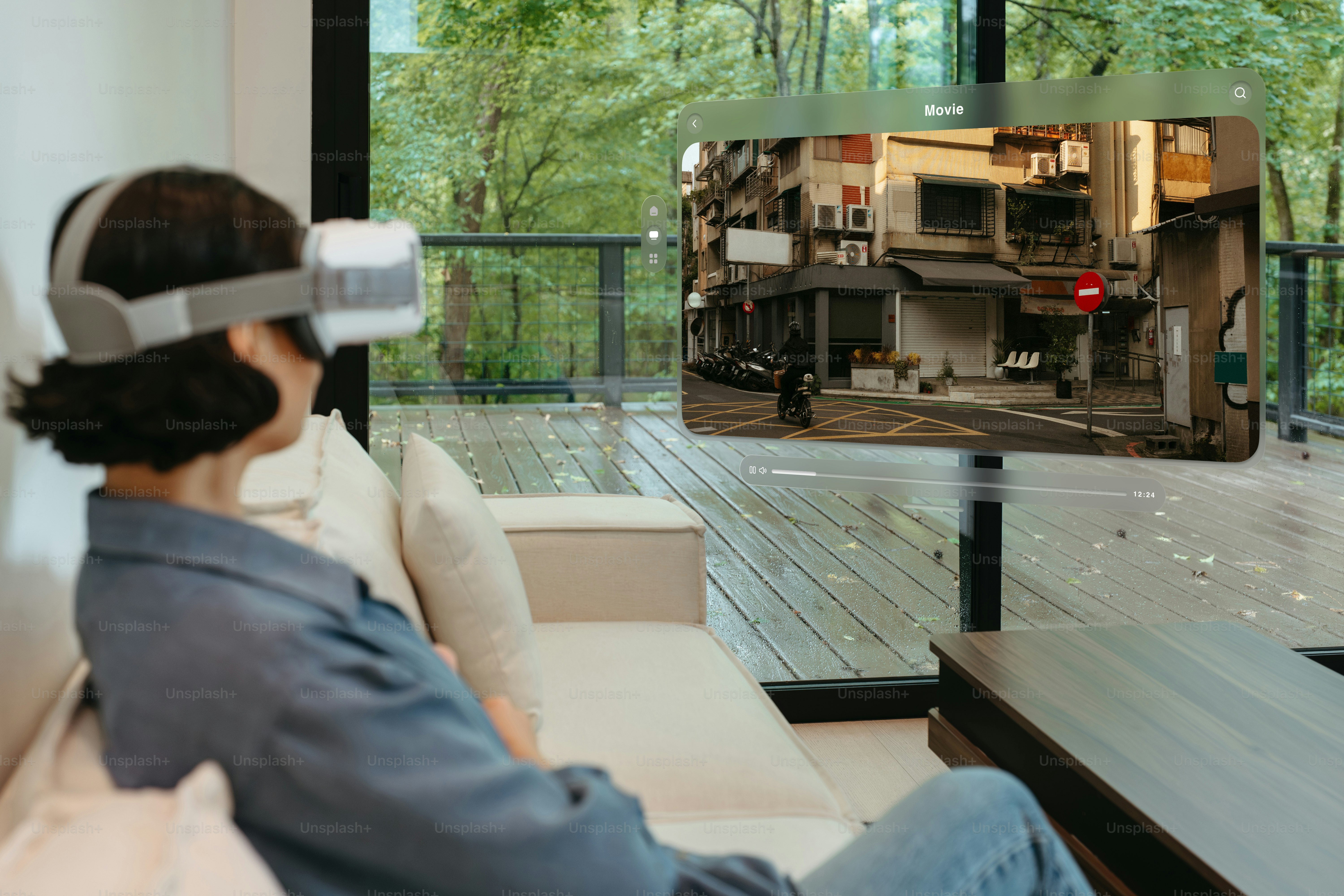 Una persona sentada en un sofá frente a un televisor