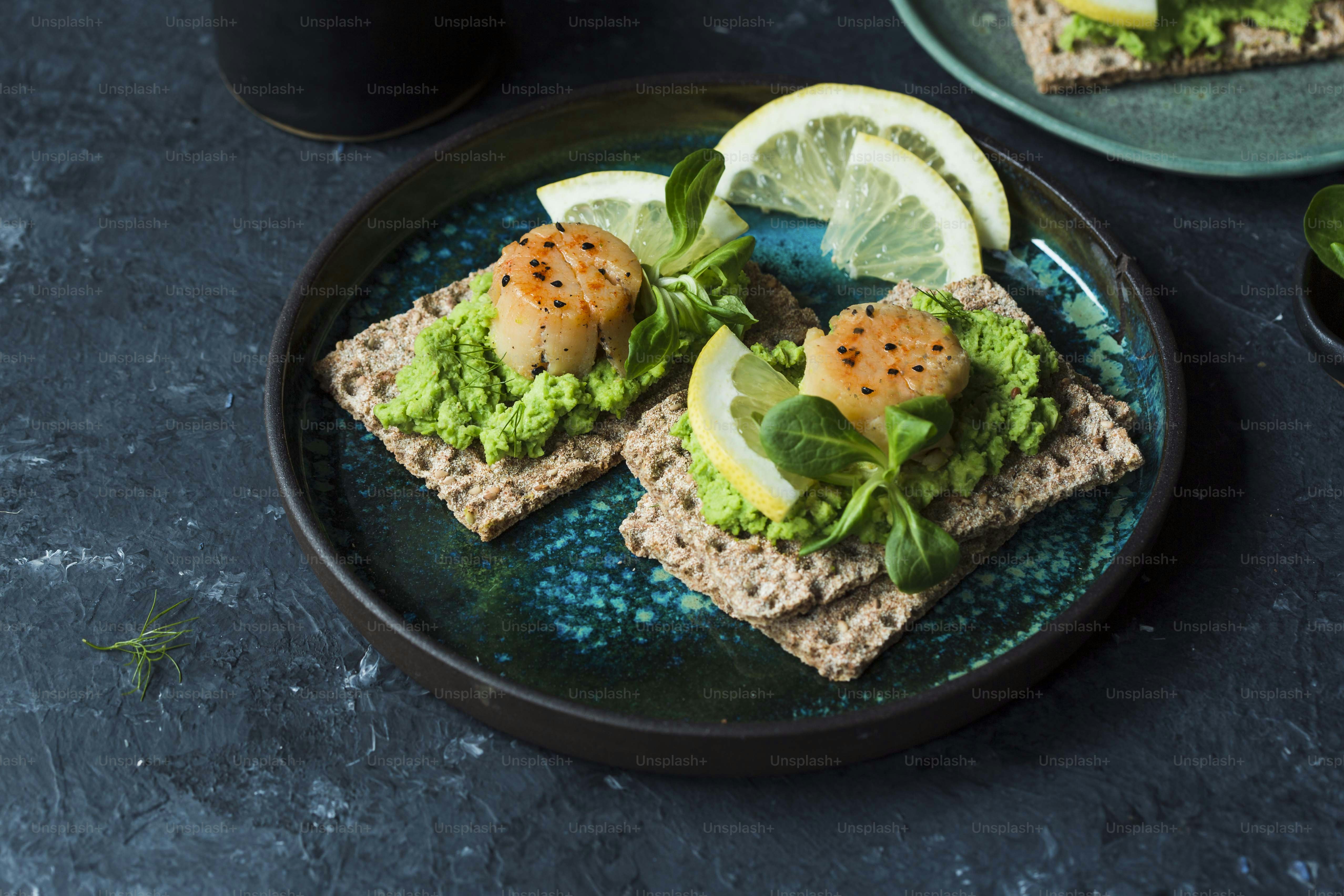 Un piatto di cibo con cracker e spicchi di limone