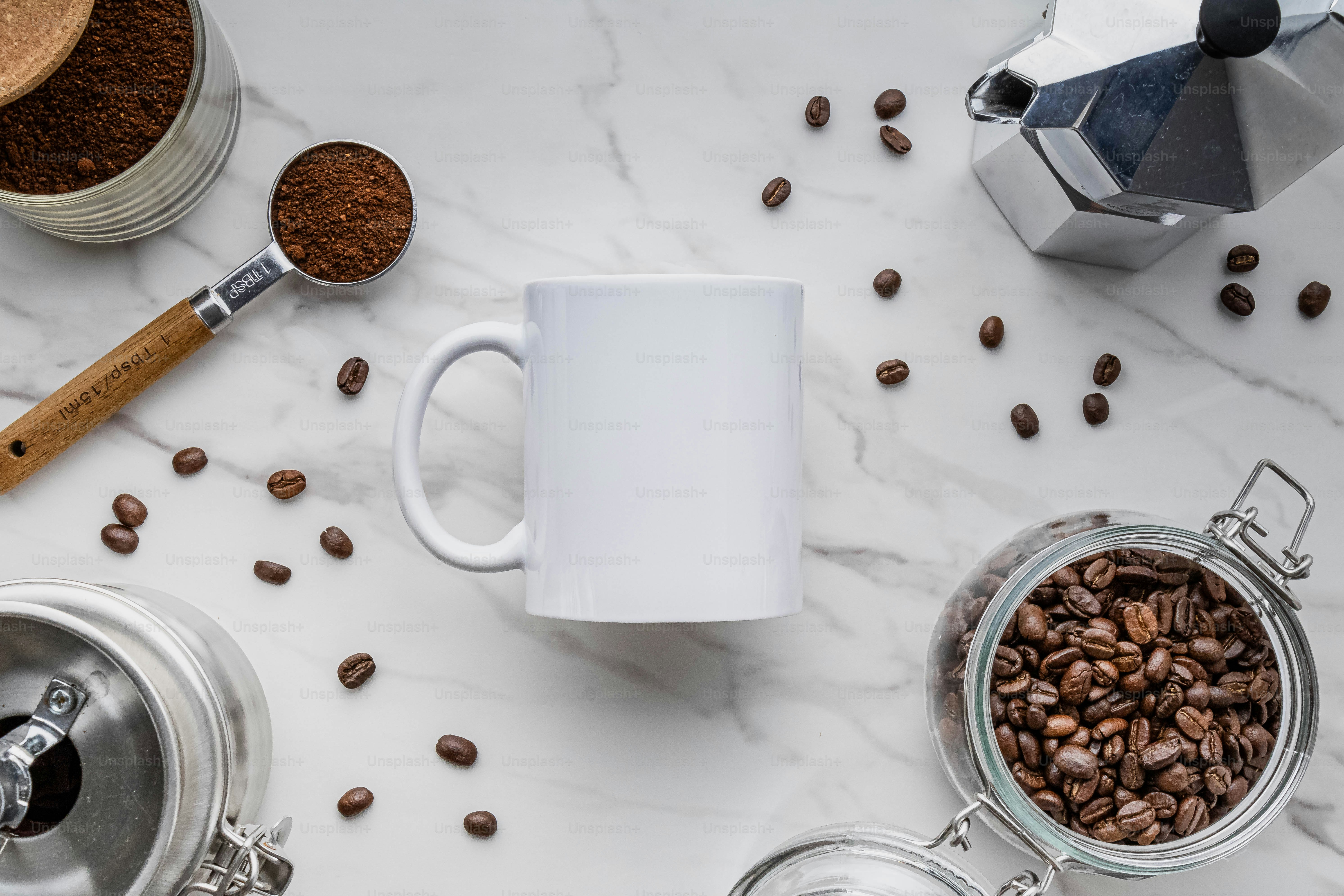 Un tavolo sormontato da chicchi di caffè e una tazza di caffè