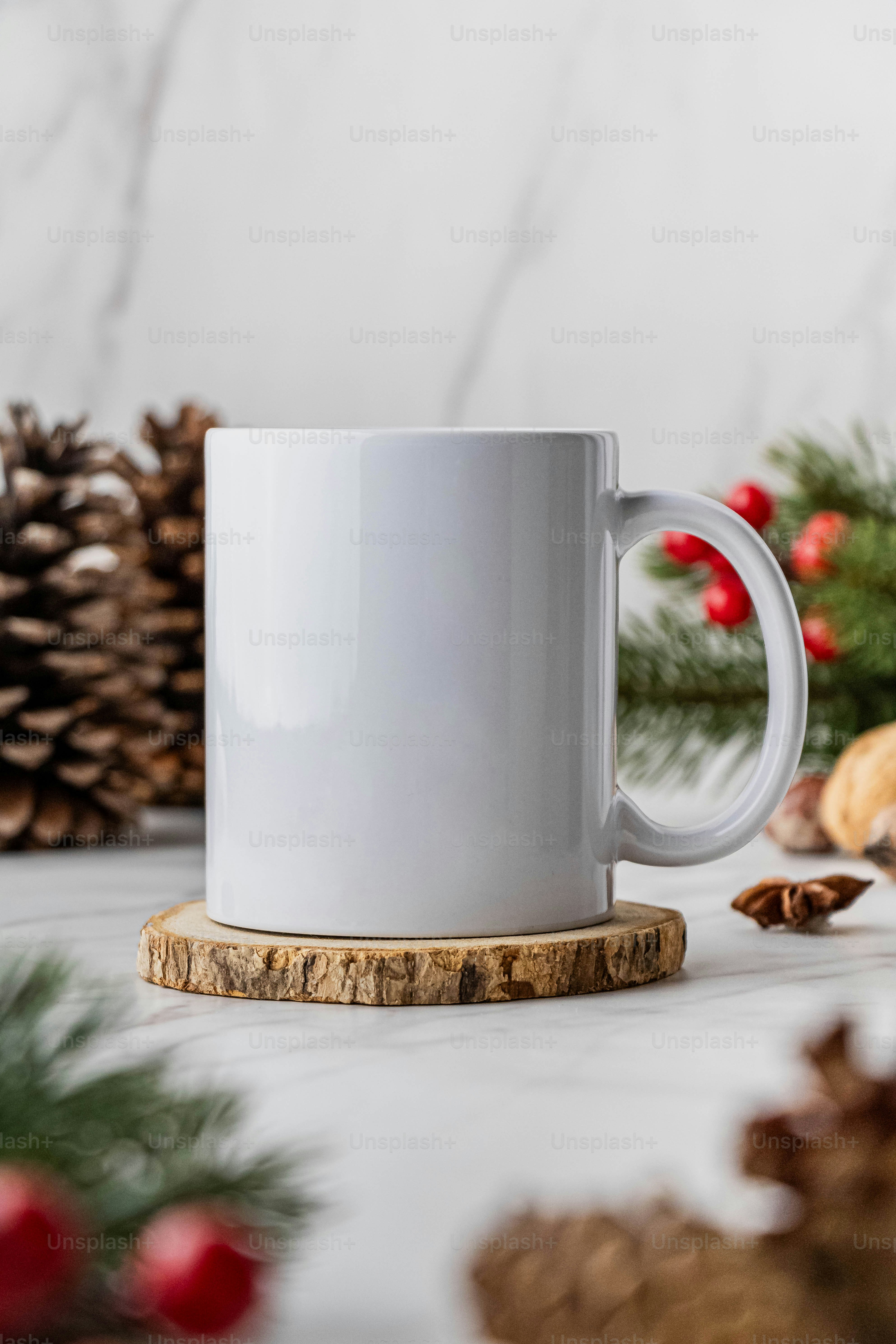 Uma caneca de café branca sentada em cima de uma mesa