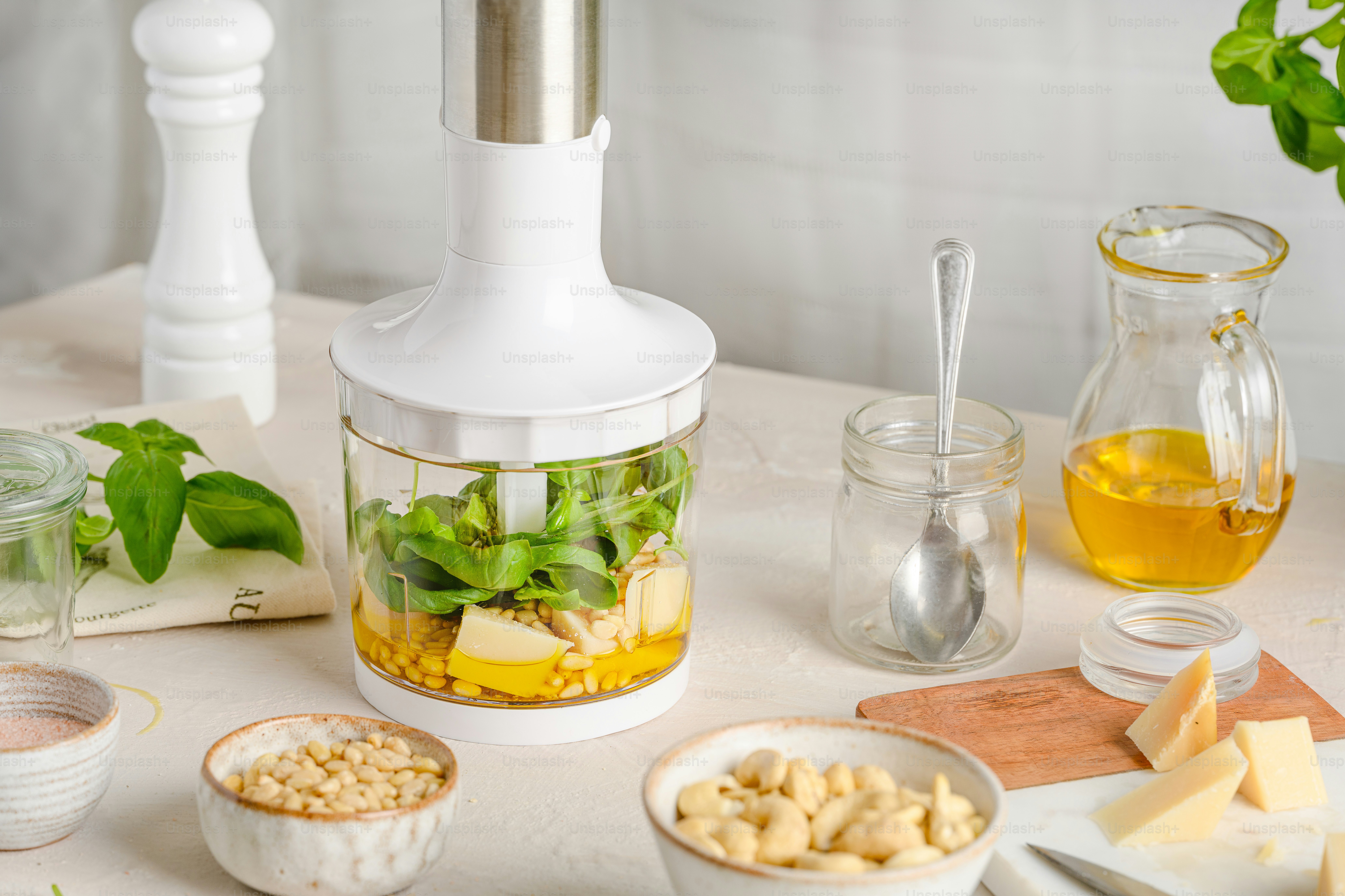 테이블 위에 음식이 가득 담긴 믹서기