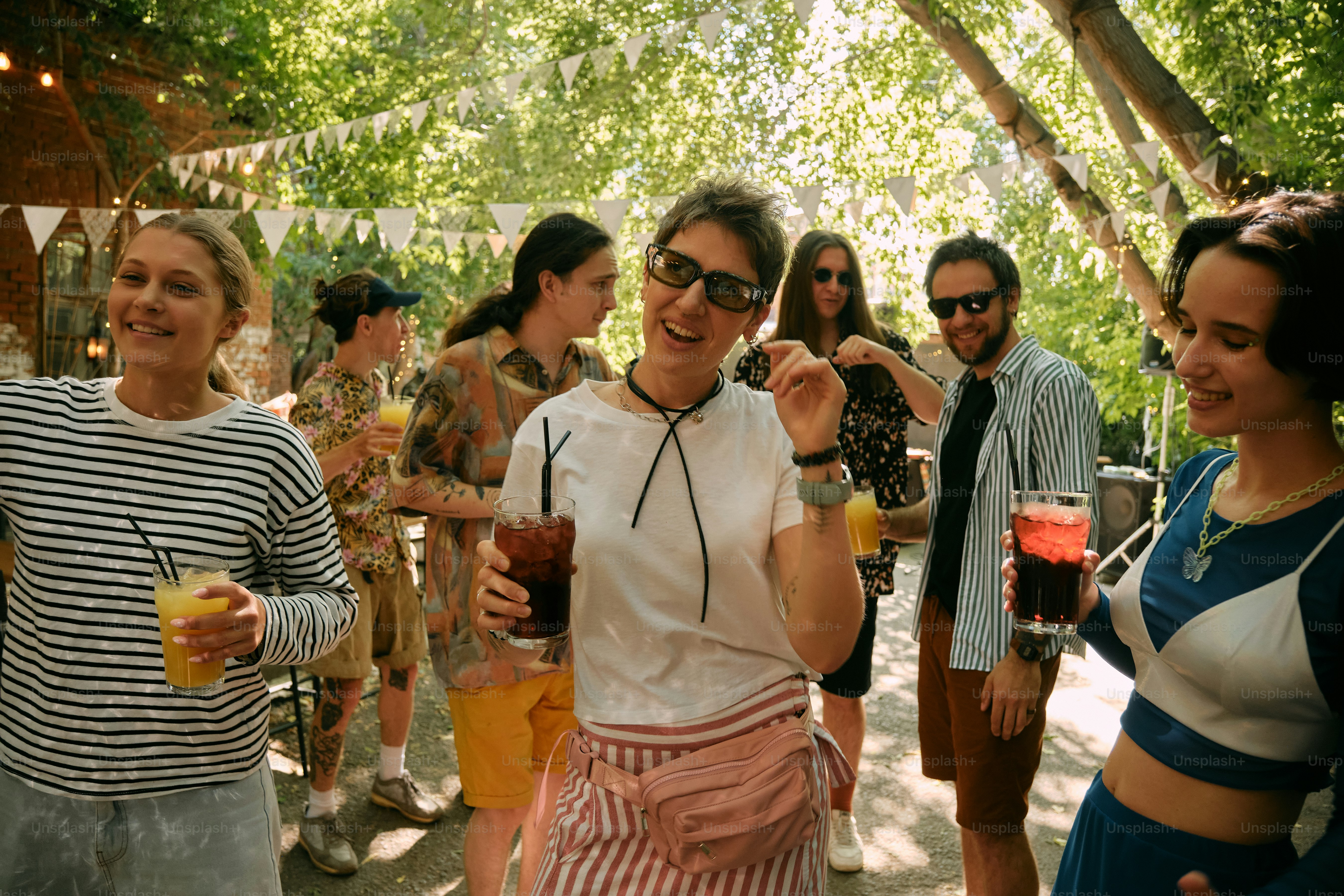 隣り合って立っている女性たち